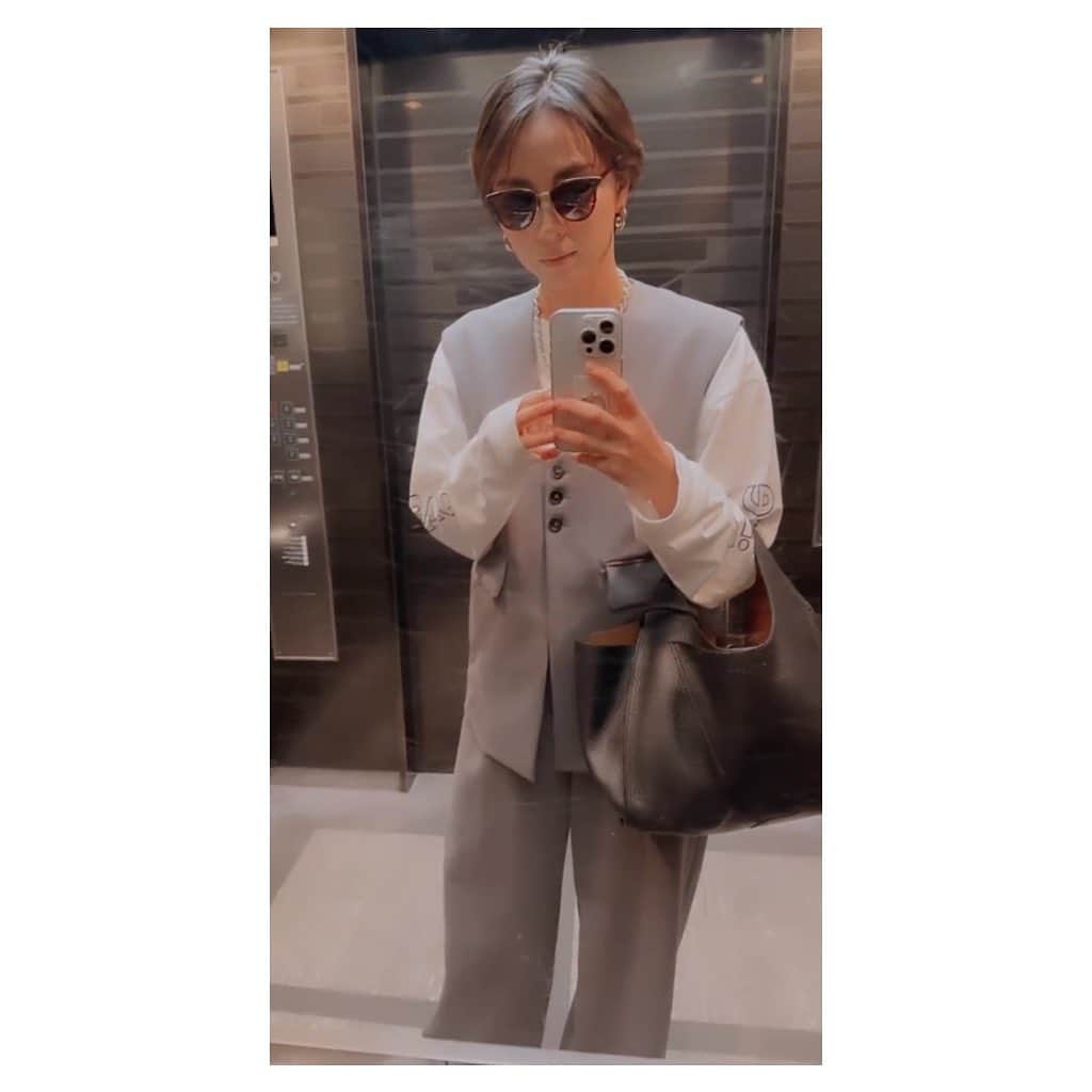 のインスタグラム：「#newhair 🖤  このセットアップは冬に先行予約していた @cavezarosso のもの。  生地も形もめーーーっちゃよかった✨ 届いた日に早速着た😘  髪切る時、自分のなりたいイメージの お洋服を着ていくのも大切よね！🍑  #ショートカット#セットアップ」