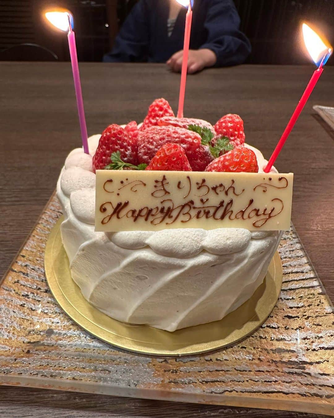 篠田麻里子のインスタグラム：「お誕生日お祝い🎂 ありがとうございます♡ 去年はとても学びが多く、大きく成長出来た一年だったと思います  友人や仕事仲間、応援してくださるファンの皆さんの温かい言葉も頂き感謝でいっぱいです♡  これからの37歳は自分の心に素直に 心がワクワクする選択をして 沢山の人に感謝を伝えていきたいと思っています  益々の成長を見守ってください️  改めて、沢山の出会いと学びに感謝です！ ありがとう♡」