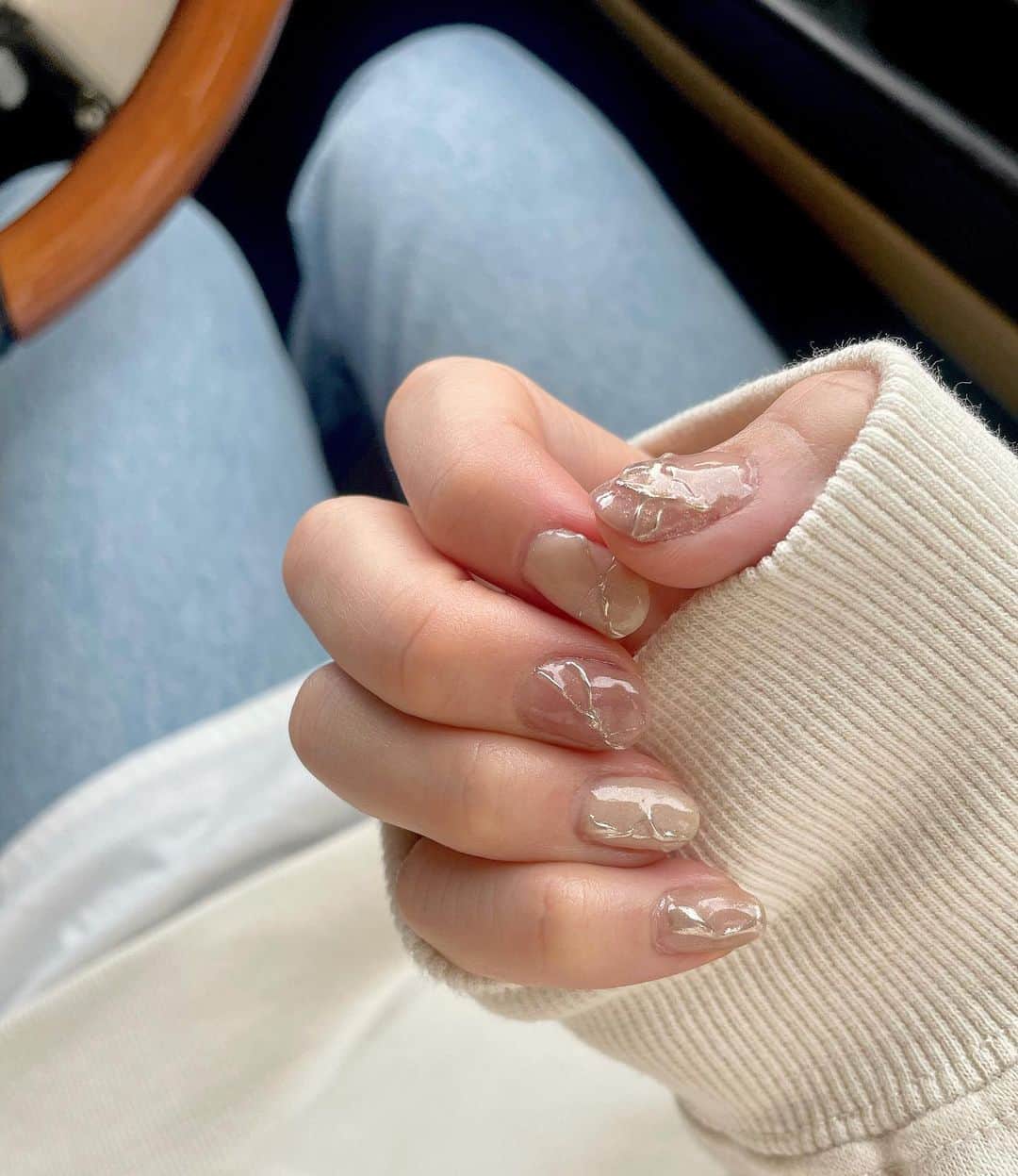 山下奈々美のインスタグラム：「New self nail 🌸 セリアのアイシングジェルが優秀すぎてびっくり！ もっと早くから使っておけばよかった〜！ マグネットジェル気になるんだけどおすすめあったら教えてください🥺  #春ネイル #セルフネイル #セルフジェルネイル  #selfnail #ニュアンスネイル #アイシングジェル」