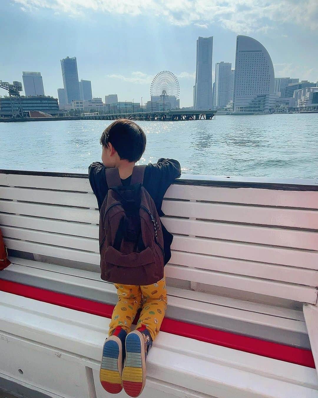 杉本麻衣佳のインスタグラム：「⛴  王子ご希望の船旅🌊  ． この日は、朝私が用意した服を全拒否し、自分でこれ着る！と選んだコーデに😂 王子色々、こだわりがおありのようです。  ．  ずっとモルモット飼いたいと言ってて、本物は無理だけど代わりにぬいぐるみをGET。🐹 ぴーちゃんと名付けてずっと大切に抱えていた…🤍」