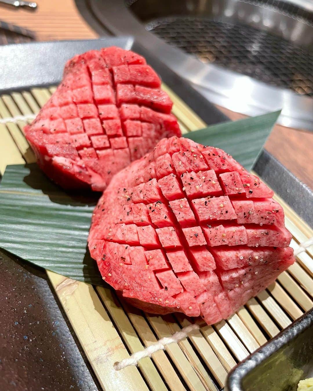わっきーさんのインスタグラム写真 - (わっきーInstagram)「世界にここにしかない、特別な牛角へ。 シャトーブリアンも食べられる。 個人的にオススメは、海鮮チゲ。 コスパ良すぎて牛角さん、大丈夫なのだろうか。。  #牛角 #牛角成城学園前  #シャトーブリアン  #焼肉 #高級焼肉 #コスパ最高  #東京グルメ #成城学園前 #成城学園前グルメ  #youtube  #わっきーtv」3月12日 17時25分 - makoto_ishiwaki
