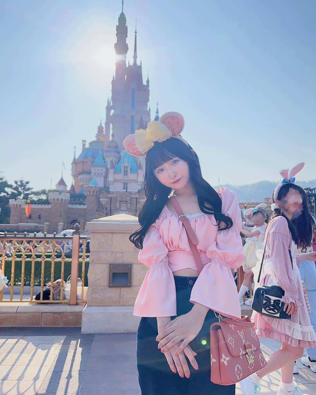 咲山しほのインスタグラム：「♥ . . 香港のディズニーランド🏰🎀🖤 . . #香港 #香港旅行 #香港観光 #香港ディズニー #香港ディズニーランド #hongkong #hongkongdisneyland #hkdl #ミニー #ミニーコーデ #ミニーちゃんコーデ」
