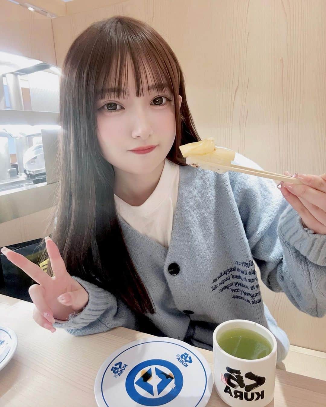 ねこあれのインスタグラム：「やみー  ．  ． #地雷女  #ピープス女子   #地雷メイク  #派手髪  #ストリート系女子  #アイドル  #韓国ファッション  #地下アイドル  #インナーカラー #ジャージ  #量産型ヲタク  #白髪  #自撮り女子 #ピンク髪 #自撮り界隈 #前髪インナーカラー   #青コン   #パーカー   #ポケモン  #量産ネイル   #メガネ女子   #地雷ネイル   #サブカル女子   #カラコン」