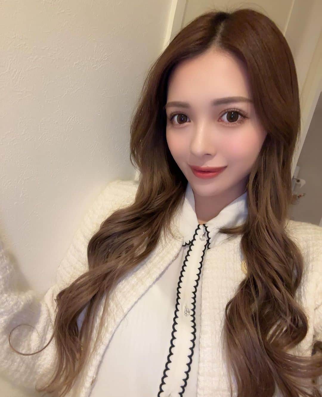 NATSUNEのインスタグラム：「久しぶりの投稿🤳笑  前までは二週間に一回行ってた 美容院も月に一回になった😂 ・カラートリートメント @lapis_anju  ・エクステ @tamako_tamako  いつもありがとうございます🥺‪🫶🏻  そろそろハイトーンも恋しくなってきたな  まつ毛は上下自まつげで 上だけ パリジェンヌ @une_fleur_natsuki 🪄︎︎✨」