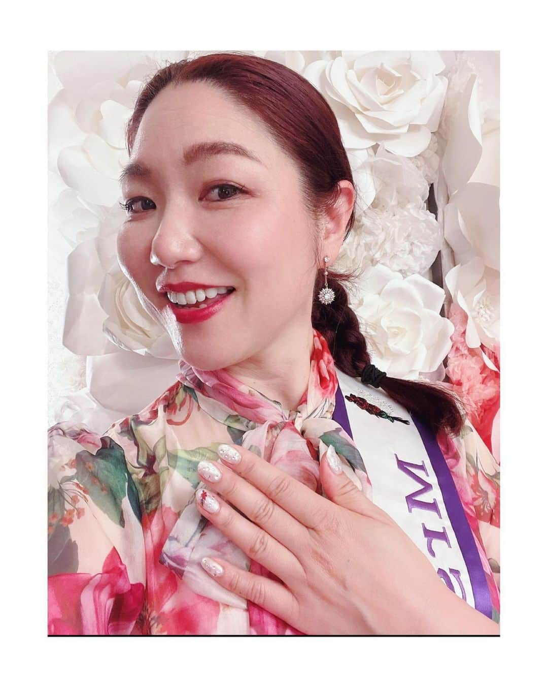 有坂美香さんのインスタグラム写真 - (有坂美香Instagram)「【ロゴネイル🌹by Wellness Rose Rei💅🌹】ミセスインターナショナルロゴネイル！　 今年も4/30に、日本大会が開催されます。2023年ファイナリストの皆さん、準備はいかがでしょうか？ 去年の今頃は日本大会に向けて 準備をしている日々でした❣️  ネイルもファイナリスト就任前から大会まで ミセスインターナショナルの オフィシャルパートナー ウェルネスローズネイルサロンRei様でいつもロゴネイルをお願いしていましたよ♫ 🌹 @rosesachiko_shoko  そしてアクセサリーはもちろん @uandcojewelry 💍  今日は大会までの 歴代ロゴネイルをアップします🌹👑🌹👑🌹💅  薔薇の香りのネイルを見るたび 背中を押してもらってました✨✨  ファイナリストで まだロゴネイル未体験の方、 スタートダッシュに遅れないようお急ぎご予約くださいね♪  ミセス・インターナショナル&ミズ・ファビュラス2023 ロゴネイルをお守りに 世界への切符を手にしてください✨✨  お仕事の関係上ネイルは、、 という方は ウェルネスローズの ローズコアワーマーや ローズウォーターやローズのサプリで身も心も綺麗になって行きましょう♫  ウェルネスローズサロンReiではネイルの他にも ブルガリアンローズを用いた 美容アドバイス ローズウォーターを贅沢に使ったRose Core Warmer(ミストサウナ✨✨) 針の無い美顔針施術、 香水作りなどなど、 美容に関してのトータルサロンです。  特にこの ローズコアワーマーは アロマの蒸気に全身が包まれて デトックス効果抜群、 メンテナンスにも 自分への ご褒美にも本当におすすめです‼️ バラの香りに包まれた 究極の癒し空間、 是非体験してみてください🌹  ご興味のある方はご一報下さいね♫  ウェルネスローズサロンRei 神奈川県横浜市中区元町3-145-3  グランメール201  ♪:*:･･:*:･♪･:*:･･:*:･♪･:*:･ Singer/ Voice Trainer /Wellness Rose Rei アンバサダー/ 💎Ms.World Universal Japan アンバサダー2022 Ms.World Universal  International 2022 in Sydney, Australia 💎Ms.World Universal Elite 2022 3rd Runnder Up  入選  特別賞W受賞 💎Ms.World Universal  People's Choice Winner 2022 💎Ms.World Universal Congeniality Winner 2022  💎Ms.World Universal Japan Ambossador 2022 日本代表💎Wellness Rose Rei(株)アンバサダー💎港区観光大使　 ♪:*:･･:*:･♪･:*:･･:*:･♪  @mrs_intl_japan  #ウェルネスローズ　#ネイル　#大人ネイル　#薔薇　#香水作り　#ブルガリアンローズ　#アンバサダー　#横浜　#元町商店街　#美容　#有坂美香　#ローズ　#ネイルデザイン　#マグネットネイル　 #大人ネイル　 #ローズクルセイダーズ #ミセスインターナショナル #ミズファビュラス #ミズワールドユニバーサル  #社会貢献  #msworlduniversal #世界大会出場　#ミスコンネイル　#ロゴネイル　#ローズ蒸し #コンテストネイル　#湘南　#鎌倉　#湘南ライフ #ウェルネスローズ　#ウェルネスローズサロンレイ」3月12日 17時28分 - mikaarisaka