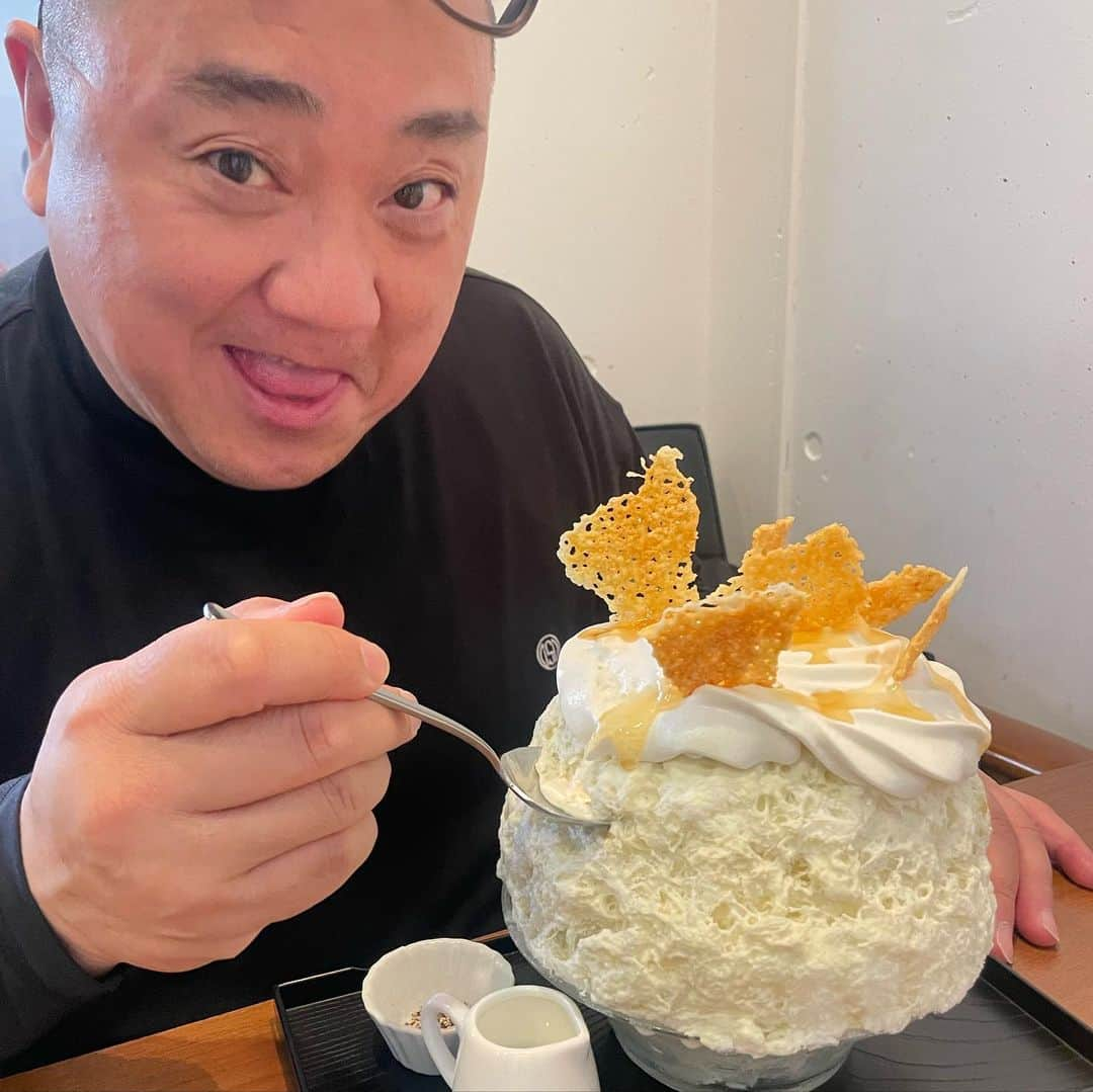 山本圭壱のインスタグラム：「かき氷 ブルーチーズあんこ 旨し #サカノウエカフェ」