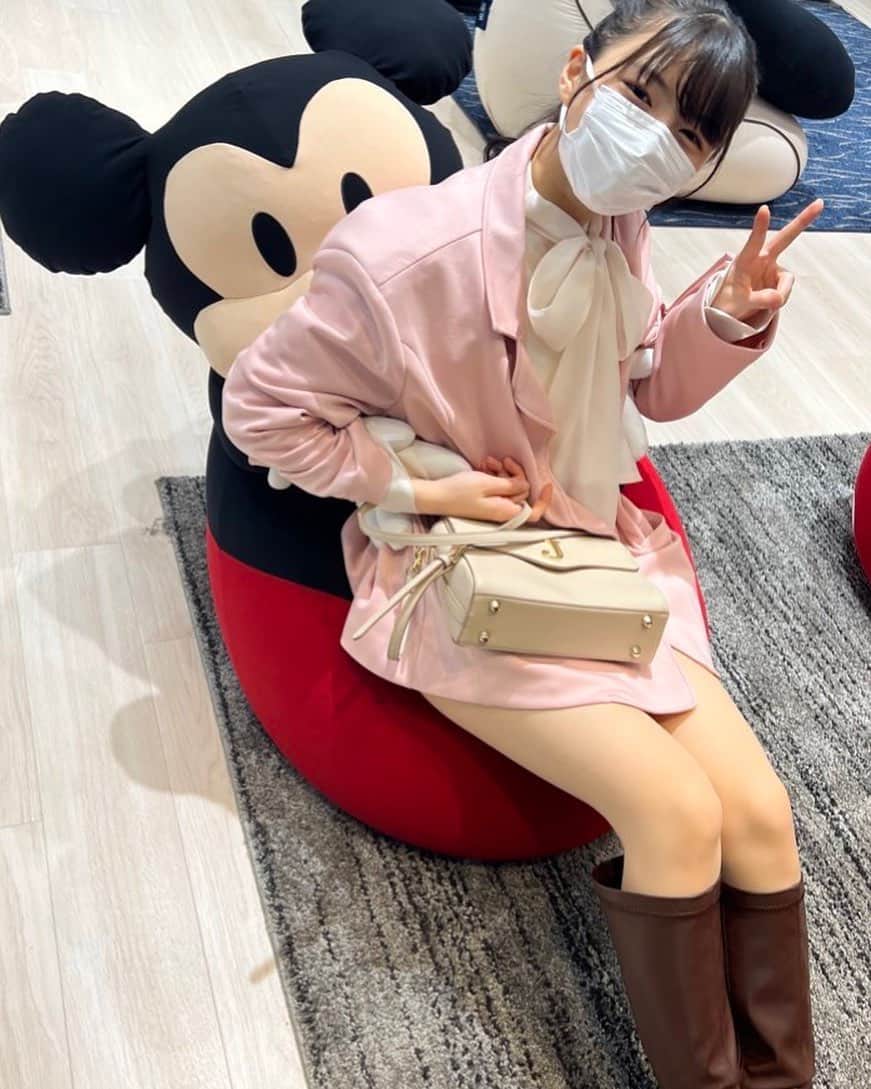 大里菜桜のインスタグラム：「ミッキーマウスの椅子に座ったら、 気持ち良すぎて起き上がれない現象が😂  ミッキーは半分潰れてお気の毒でした💦  #ミッキーマウス#人をダメにする椅子 #大里菜桜」