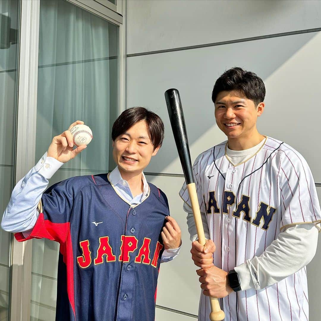 大石悠貴さんのインスタグラム写真 - (大石悠貴Instagram)「【WBC⚾️】  「2023ワールドベースボールクラシック」 まもなくオーストラリア🇦🇺との首位通過をかけた 大事な一戦が始まります🔥  ここまで3連勝と強さを見せている日本🇯🇵 今日も勝利を手にして全勝で一次ラウンドを 突破してもらいたいと思います！  その第4戦オーストラリア戦は、 UXを含むテレビ朝日系列で、 このあと午後6時34分〜生中継です‼︎  皆さんもぜひテレビの前で一緒に応援しましょう！ 頑張れ侍JAPAN‼︎📣  #ワールドベースボールクラシック  #WBC #テレビ朝日系列 で #生中継 #アナウンサー #大石悠貴 #大角怜司  #この前2人でやったWBCクイズが楽しかった #最近いろんなところで #あのクイズテレビで見ましたって言われます #きょうもペッパーミルパフォーマンスをたくさん見たい‼︎」3月12日 17時43分 - ux_oishi.yuki