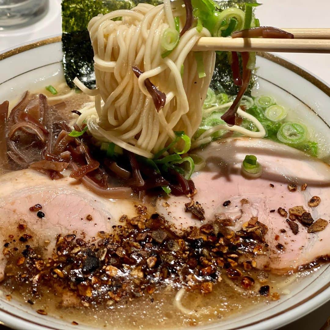 木原稔のインスタグラム：「六本木に玉名ラーメン屋が進出🍜豚足もありました🐷 #くまめん https://kumanen.foodre.jp」