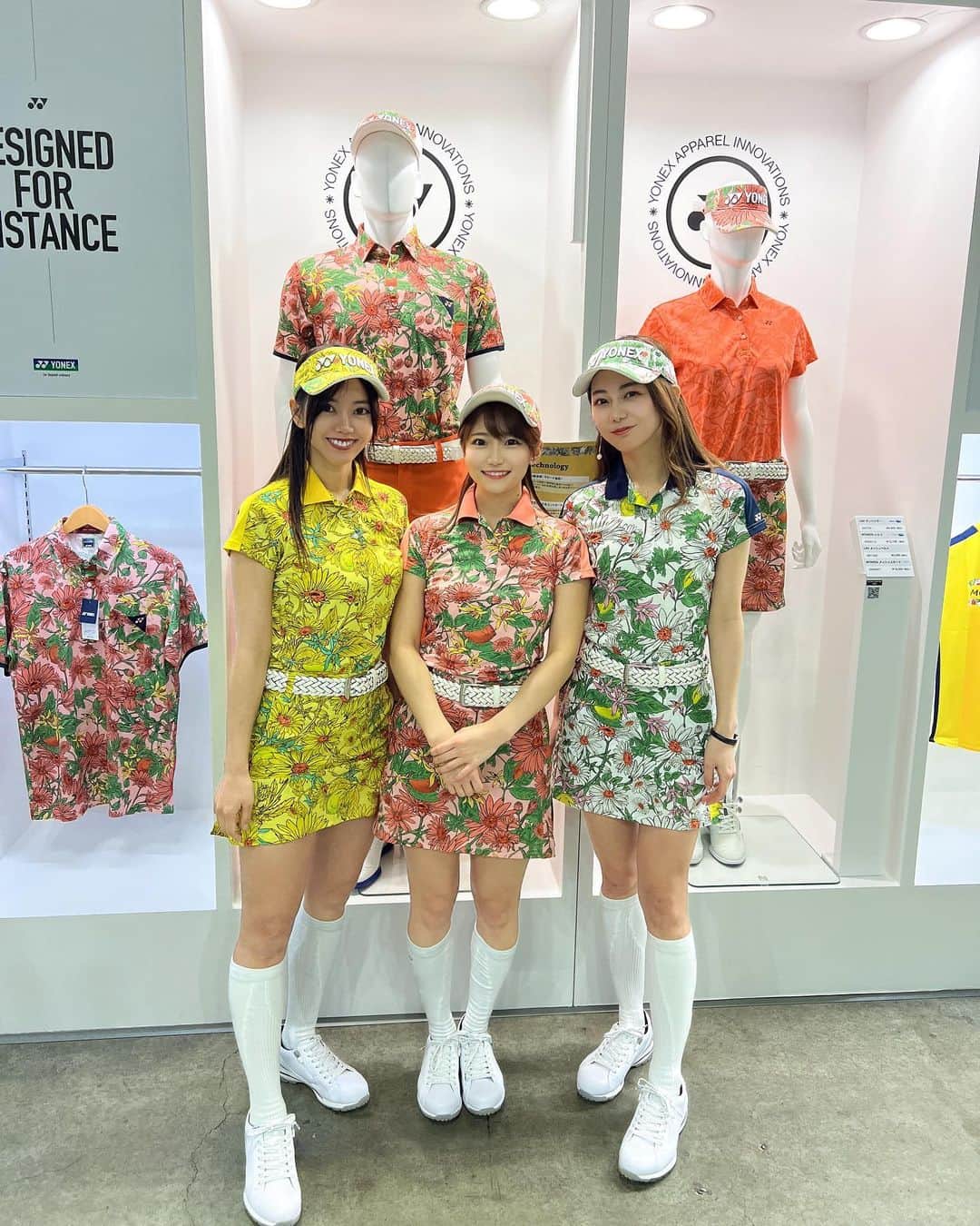 hina2221のインスタグラム：「今日はゴルフフェアにて @yonex_jp さんのブースで @fukarin410  @seri___golf ちゃんと お手伝いさせていただきました✨  ぐるぐる徘徊していたら ゴルフ女子にたくさん会えて 同窓会みたいだった🤍💛  ヨネックスさんのウェア 着用させていただきました😙  歩いてたら可愛いウェアみつけて ふうかりんときてみました💛 @linderthon_official   メンズライクで可愛かった🥳 . . .  #ゴルフイベント#ゴルフシミュレーション#ゴルフシミュレーションイベント#ゴルフ交流会#ゴルフ女子#ゴルフ男子」