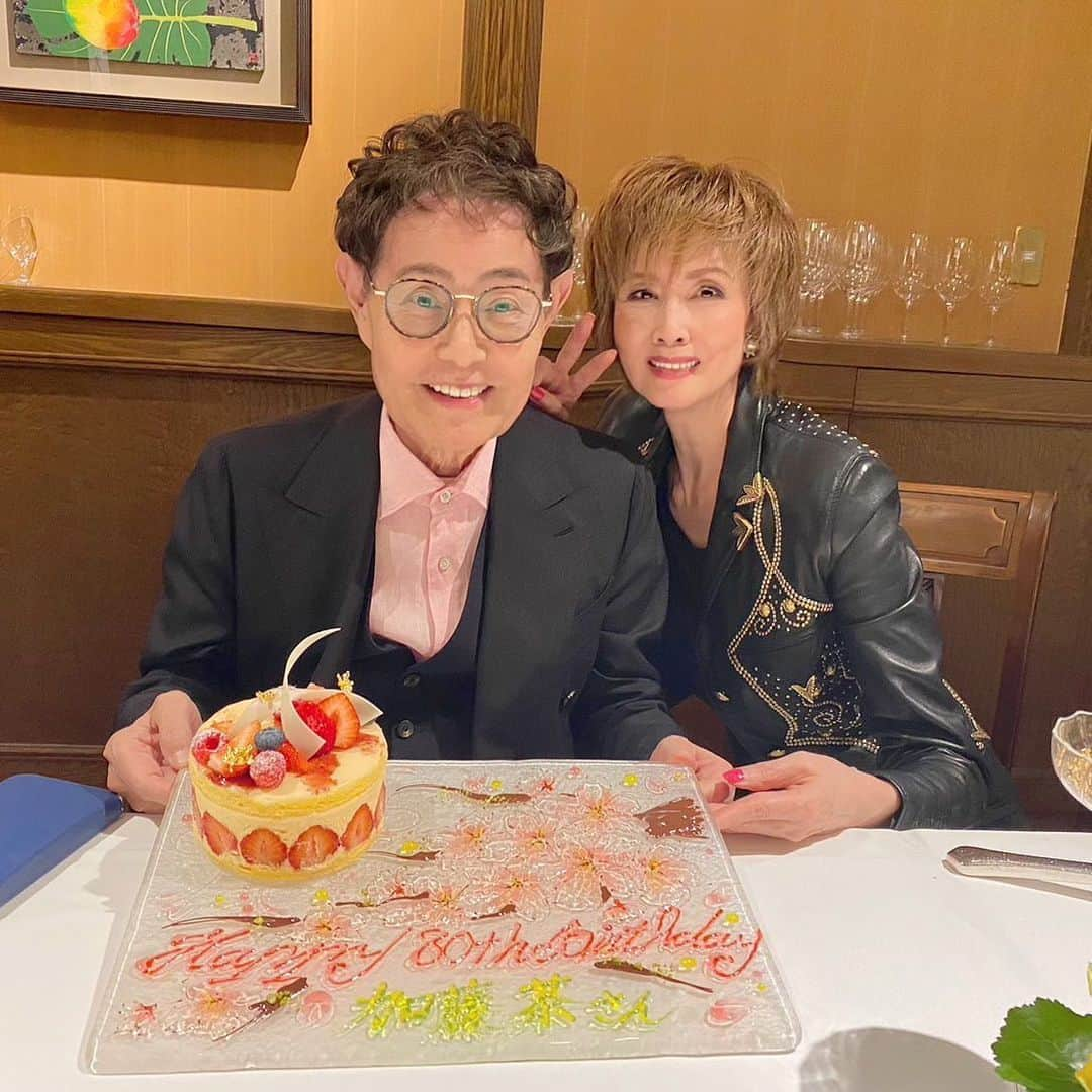 小柳ルミ子さんのインスタグラム写真 - (小柳ルミ子Instagram)「先日　友人達と 加トちゃんの 80才のお誕生日ディナーをして来ました🎂💕  私がデビューした52年前から ドリフターズの『全員集合』等 良くお仕事して来た友人です💕  加トちゃん❣️ これからも体に気をつけて 長さん けんちゃん 工事さんの分迄 元気で長生きして下さいね🥰💕  お誕生日、おめでとうございます🎂❤️❤️❤️  ⠀  #加藤茶 さん⠀ #お誕生日おめでとう ⠀ #友達 ⠀ #何時迄も元気でね ⠀ #ドリフターズ ⠀ #全員集合 ⠀ #シェイノ ⠀ #フランス料理 ⠀ #ディナー ⠀ #chanel ⠀ #ヴェルサーチ ⠀ #大好き」3月12日 17時37分 - rumiko_koyanagi