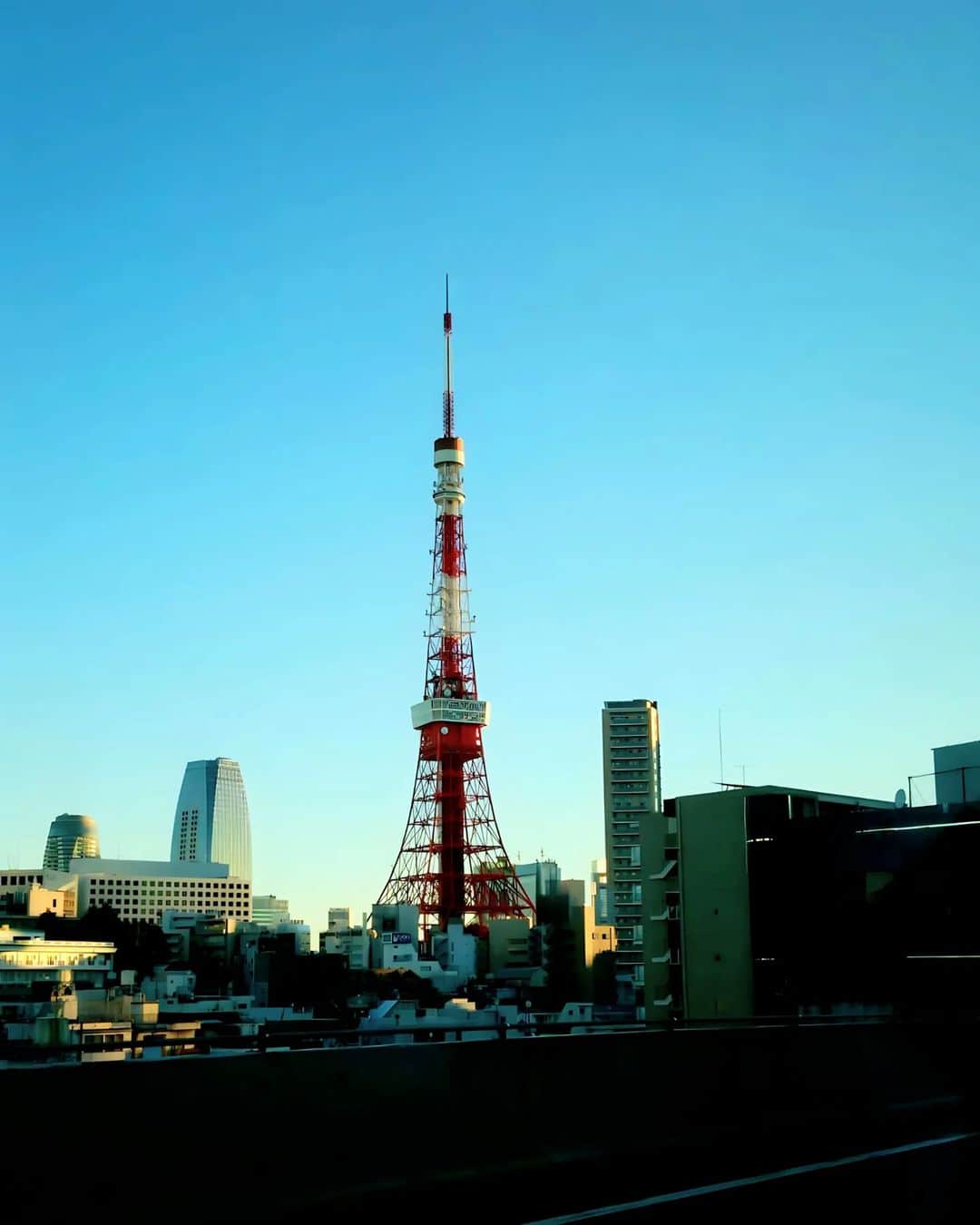 杉原杏璃のインスタグラム：「お出かけ中の皆さんも  今日は早めに家路についているのかな？  道路がいつもより空いているような気が . . .  WBC⚾️！今日もガンバレニッポン！📣✨  #WBC #サムライJAPAN #」