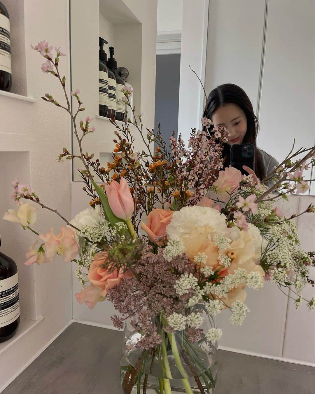 のインスタグラム：「3.11 先日27歳の誕生日を迎えました🎂 朝起きると 「ママおめでとう」と 子供達から言われハッピバースデーを 歌ってもらい、 とっても気持ちよく一日がスタート。 土日など休みがない夫は もちろんお誕生日当日の土曜日も お仕事かと思いきや 夕方前に早上がりするとのこと。 いつも通り朝、夫を見送り、 家の工事もあったので自宅待機しながら 終わり次第子供達とランチへ。 公園に行くため一旦帰宅すると 居るはずのない夫が花束を持って サプライズしてくれました😩 びっくりしすぎて悲鳴をあげましたが笑 出勤するふりして お花を取りに行ってたみたいで💐 家族のおかげで 素敵な誕生日となりました👏🏻」