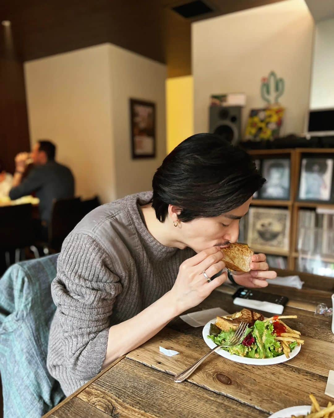 加藤康貴さんのインスタグラム写真 - (加藤康貴Instagram)「チーズって美味いよね。 というより高カロリーなものって大抵美味い。  でも ちょっと前までは何事もなく食べれていたものが 「お、重いな…」と感じる今日この頃。  あとは寝てる間に こむら返りをよくするようになりました。  少しづつ体の変化を感じます。  ちょっと真面目に鍛えてみようかね。  #二子玉川カフェ #二子玉川ランチ  #二子玉川 #timeandspace #タイムアンドスペース #チーズサンド」3月12日 19時00分 - koki_kato