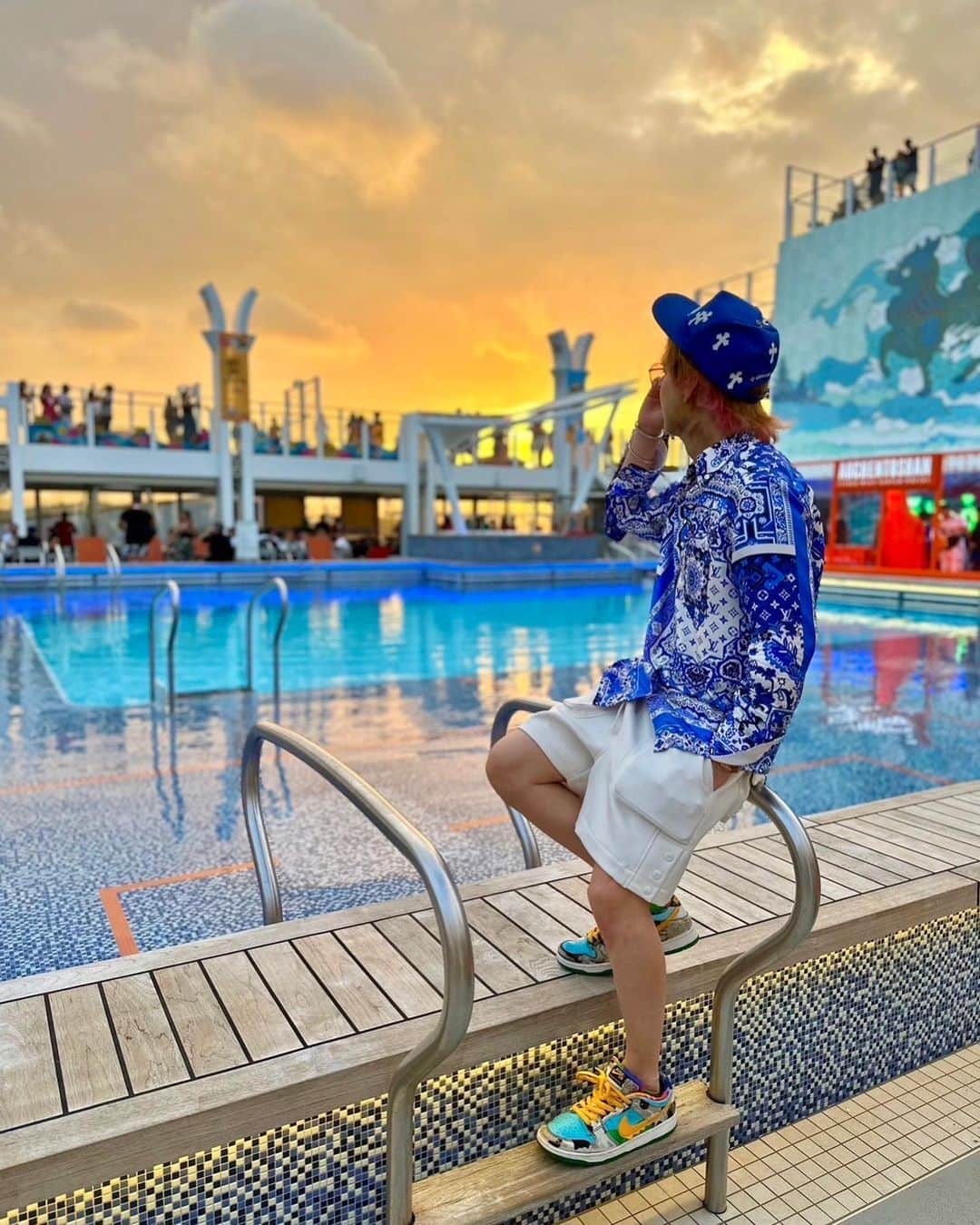 のインスタグラム：「"it's the ship"  今まで行った海外のフェスで 一番楽しく一番激しく一番カオスだった 世界一の船上PARTY✨💫🎉  来年も絶対いこう💪🔥🚢  #singapore  #itstheship #crusing」