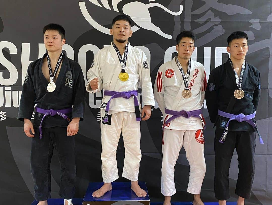 岩﨑正寛のインスタグラム：「コタロー君　@kotarocdbjj  紫ライト級優勝 今回の修斗杯大阪は初顔合わせの選手と二試合やってどちらも無事に勝利した。 少しずつ安定感が出てきたと思う。 無失点だったのが今回評価する所だと思う。 まだまだ改善の余地はあるがどの角度から改善しようか悩むところではあるのでまた試合を見直して今後に活かせればと思う。」