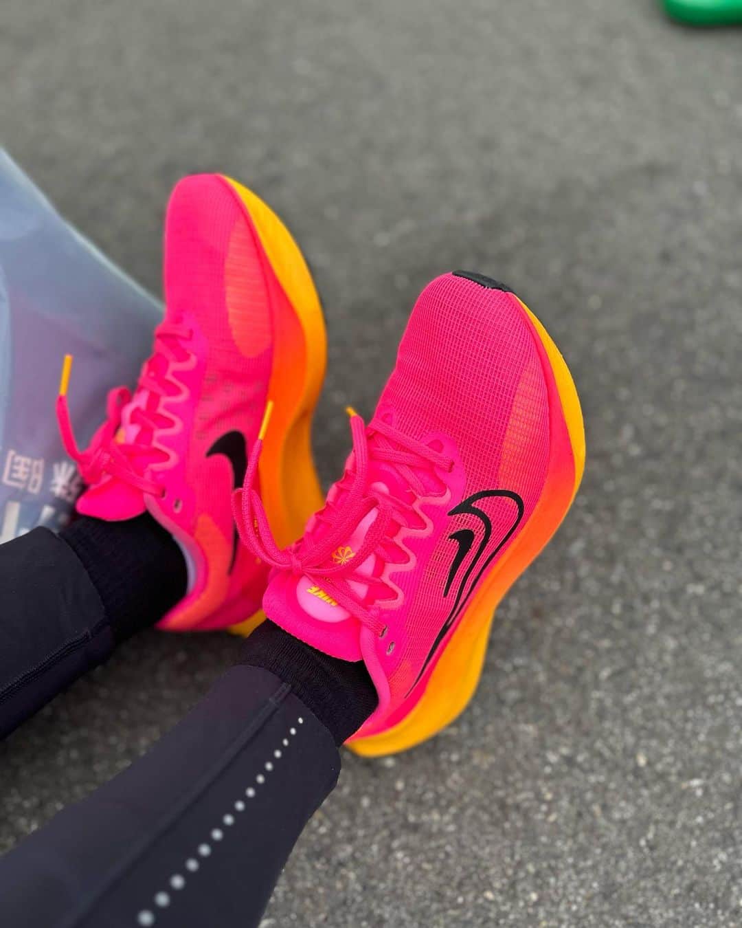 迫田里奈（りなぽよ）さんのインスタグラム写真 - (迫田里奈（りなぽよ）Instagram)「名古屋women's marathon 🏃‍♀️🌸 42.195km 走ってきました！！！ . .  色々重なって出るか出ないかも 凄く悩むくらいで 2週間走ってもいなかったし そもそも、練習不足すぎたのもあり🥲  完走できるか不安でしたが 無事に完走できてホッとしました🥹  根性と体力と精神力を 鍛えなおします🙇🏽‍♂️‼️  15kmから辛くて 終わったなと思ったけど、 声援が励みになりました💗  完走した後に あいちゃんが待っててくれて ハグしたと同時に 涙が込み上げてきて😭 出て良かったって思えた🥹💗 1時間待たせてごめんなさいw🙇🏽‍♂️ 初なのに早すぎて尊敬しました‼️  何より一緒にでれて 本当に良かった🥹‼️ 服もNIKE被りで 前日書いたメッセージまで 全く一緒で、 なんか絆が生まれたw🤜🏽🔥  本当に辛かったけど やっぱり運動が大好き🔥  皆さんお疲れ様でした‼️ . . #ウィメンズマラソン #名古屋ウィメンズマラソン」3月12日 17時58分 - rinapoyo.1129