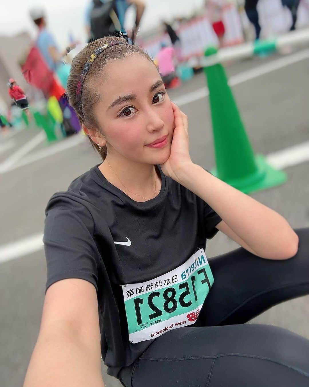 迫田里奈（りなぽよ）のインスタグラム：「名古屋women's marathon 🏃‍♀️🌸 42.195km 走ってきました！！！ . .  色々重なって出るか出ないかも 凄く悩むくらいで 2週間走ってもいなかったし そもそも、練習不足すぎたのもあり🥲  完走できるか不安でしたが 無事に完走できてホッとしました🥹  根性と体力と精神力を 鍛えなおします🙇🏽‍♂️‼️  15kmから辛くて 終わったなと思ったけど、 声援が励みになりました💗  完走した後に あいちゃんが待っててくれて ハグしたと同時に 涙が込み上げてきて😭 出て良かったって思えた🥹💗 1時間待たせてごめんなさいw🙇🏽‍♂️ 初なのに早すぎて尊敬しました‼️  何より一緒にでれて 本当に良かった🥹‼️ 服もNIKE被りで 前日書いたメッセージまで 全く一緒で、 なんか絆が生まれたw🤜🏽🔥  本当に辛かったけど やっぱり運動が大好き🔥  皆さんお疲れ様でした‼️ . . #ウィメンズマラソン #名古屋ウィメンズマラソン」