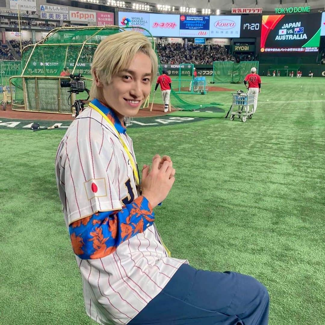 兼近大樹さんのインスタグラム写真 - (兼近大樹Instagram)「WBC。  #侍ジャパン #プライムビデオ #山本由伸　投手 #インスタ相互フォロー  #なのにさっき会った時 #人見知りで会釈しかできなかった #俺の髪色で #調子崩したら申し訳ないし #ちょうどよかった #一位通過 #いったれぇ #野球の仕事 #してるの #感無量 #にしてもさ  #なんで俺？  #ありがとうございます」3月12日 17時59分 - kanechikadaiki