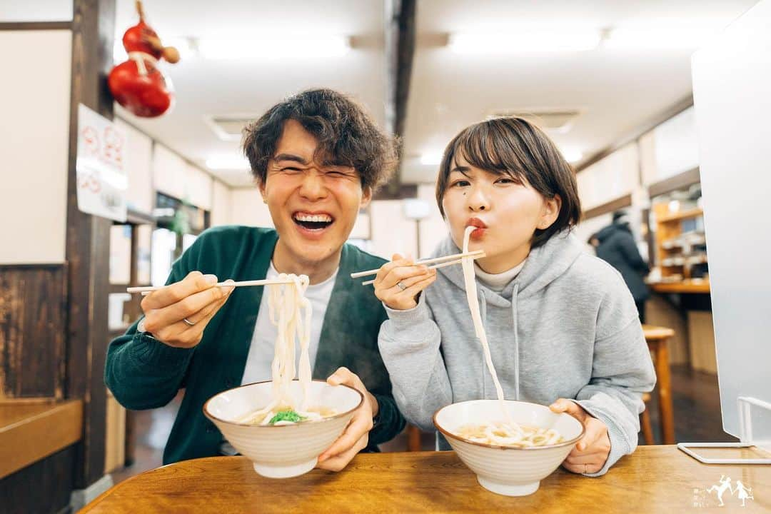 こんちゃんさんのインスタグラム写真 - (こんちゃんInstagram)「香川でうどん巡りしてきた🤤 朝8:30から限界まで食らってやるぜ！！！！！という気迫のもと、うどん屋巡りをしてきたけど6店舗まわったところでさすがに胃がパンッパンになってしまった…😂  いやでも美味いのなんの！やっぱコシが違うのよコシが！！しかも各々の店によって出汁も違えば麺の太さも何もかも違くて6店舗食べ続けても飽きることなく食べ続けれた🎉 やっぱり本場はすごいわ…めっちゃ安いしまだまだ行きたいお店たくさんあったからいつかリベンジしに来る！！！！  ちなみに個人的No.1だったうどんは、丸亀市の「香の香」の釜揚げうどんが絶品だった。 いりこ出汁の風味がこれまで食べてきたうどんの中で断トツで美味しかった👀 彼女的No.1は丸亀市の「麺処綿谷」の牛肉ぶっかけうどん。 これまたコシのある麺に甘く煮た牛肉がどーんと乗っかってレモンを絞って食べる豪快な1杯だった…！！  文章書いてるだけで思い出してお腹空いてきた…また絶対行く。 #とったび #うどん巡り  #腹減った」3月12日 17時59分 - hiromasakondo