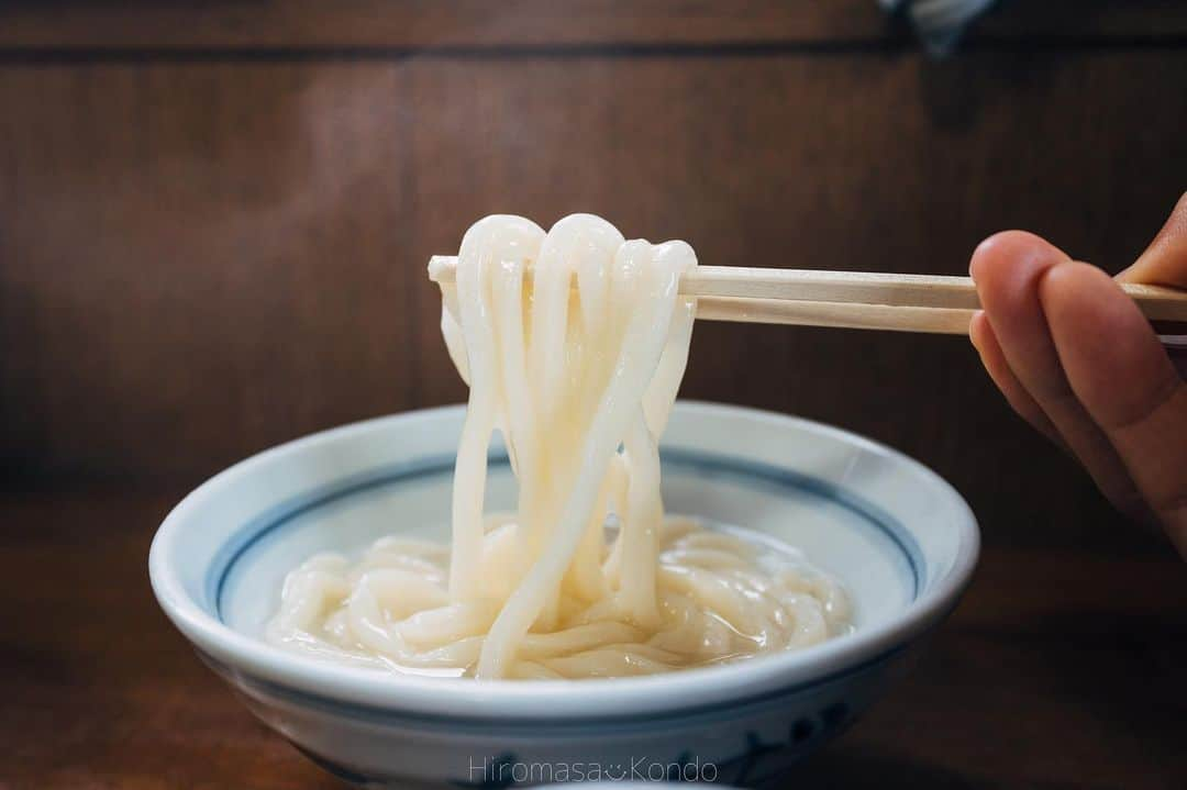 こんちゃんさんのインスタグラム写真 - (こんちゃんInstagram)「香川でうどん巡りしてきた🤤 朝8:30から限界まで食らってやるぜ！！！！！という気迫のもと、うどん屋巡りをしてきたけど6店舗まわったところでさすがに胃がパンッパンになってしまった…😂  いやでも美味いのなんの！やっぱコシが違うのよコシが！！しかも各々の店によって出汁も違えば麺の太さも何もかも違くて6店舗食べ続けても飽きることなく食べ続けれた🎉 やっぱり本場はすごいわ…めっちゃ安いしまだまだ行きたいお店たくさんあったからいつかリベンジしに来る！！！！  ちなみに個人的No.1だったうどんは、丸亀市の「香の香」の釜揚げうどんが絶品だった。 いりこ出汁の風味がこれまで食べてきたうどんの中で断トツで美味しかった👀 彼女的No.1は丸亀市の「麺処綿谷」の牛肉ぶっかけうどん。 これまたコシのある麺に甘く煮た牛肉がどーんと乗っかってレモンを絞って食べる豪快な1杯だった…！！  文章書いてるだけで思い出してお腹空いてきた…また絶対行く。 #とったび #うどん巡り  #腹減った」3月12日 17時59分 - hiromasakondo