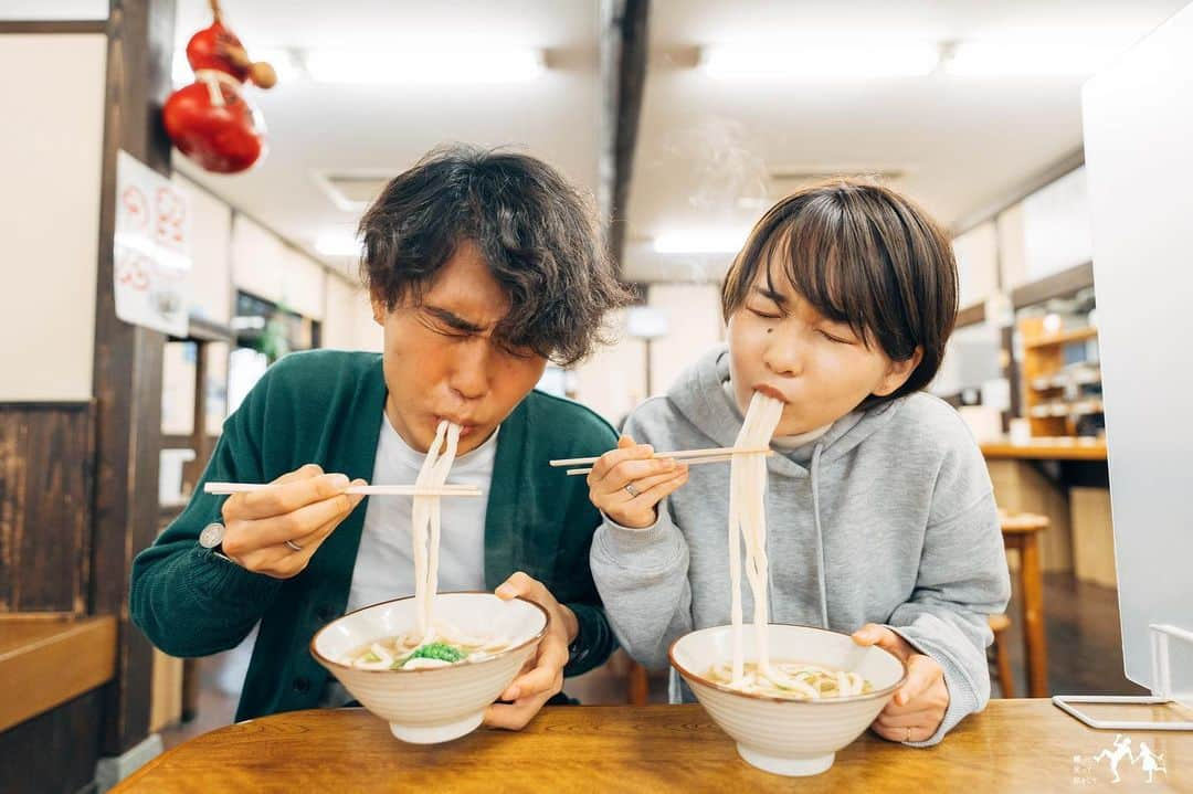 こんちゃんのインスタグラム：「香川でうどん巡りしてきた🤤 朝8:30から限界まで食らってやるぜ！！！！！という気迫のもと、うどん屋巡りをしてきたけど6店舗まわったところでさすがに胃がパンッパンになってしまった…😂  いやでも美味いのなんの！やっぱコシが違うのよコシが！！しかも各々の店によって出汁も違えば麺の太さも何もかも違くて6店舗食べ続けても飽きることなく食べ続けれた🎉 やっぱり本場はすごいわ…めっちゃ安いしまだまだ行きたいお店たくさんあったからいつかリベンジしに来る！！！！  ちなみに個人的No.1だったうどんは、丸亀市の「香の香」の釜揚げうどんが絶品だった。 いりこ出汁の風味がこれまで食べてきたうどんの中で断トツで美味しかった👀 彼女的No.1は丸亀市の「麺処綿谷」の牛肉ぶっかけうどん。 これまたコシのある麺に甘く煮た牛肉がどーんと乗っかってレモンを絞って食べる豪快な1杯だった…！！  文章書いてるだけで思い出してお腹空いてきた…また絶対行く。 #とったび #うどん巡り  #腹減った」