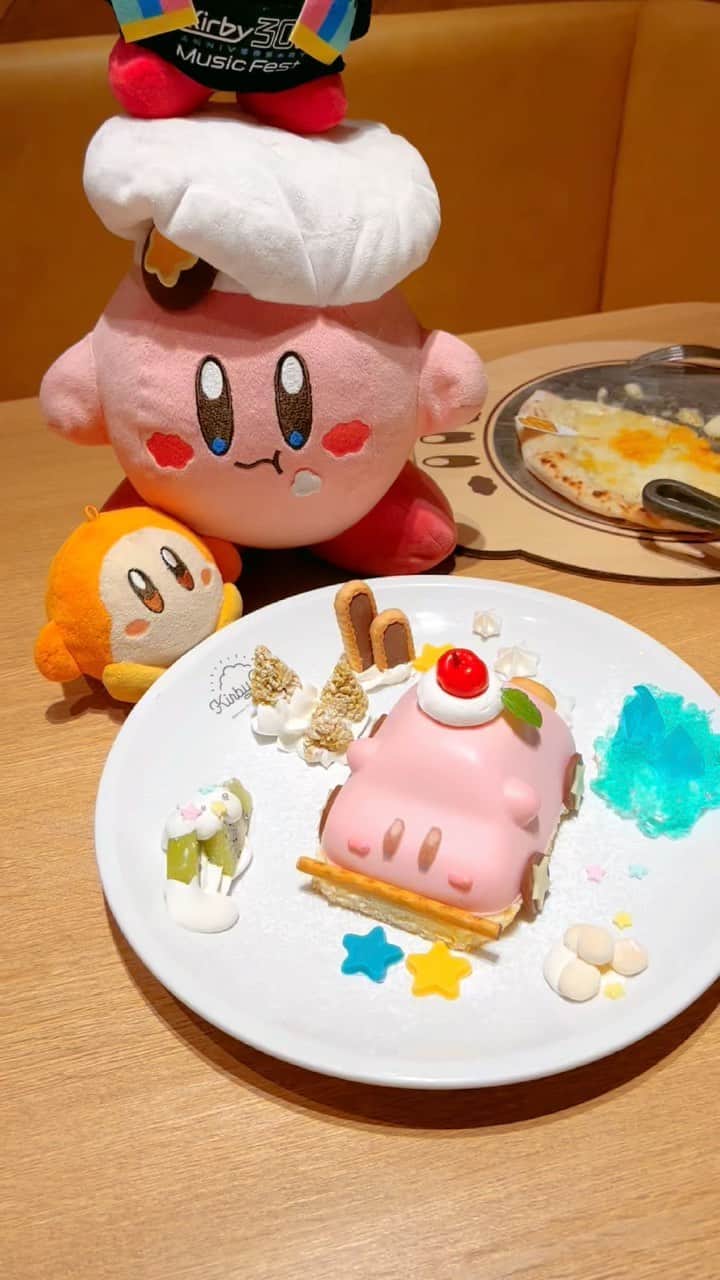 きなこのインスタグラム：「ずっと息子を連れて行ってあげたかったカービィカフェ✨ テイクアウトメニューは予約なしでも買えるので、前に行った時はハンバーガーだけ買って外で食べたのですが、今回は念願の店内😭💓  どこを見ても可愛いカービィたちがいて、幸せすぎる空間✨ 食事も美味しくて可愛くて、カービィ好きな子どもたちと一緒に、夢のような時間でした🥰  大阪のオープンも楽しみ🌸」