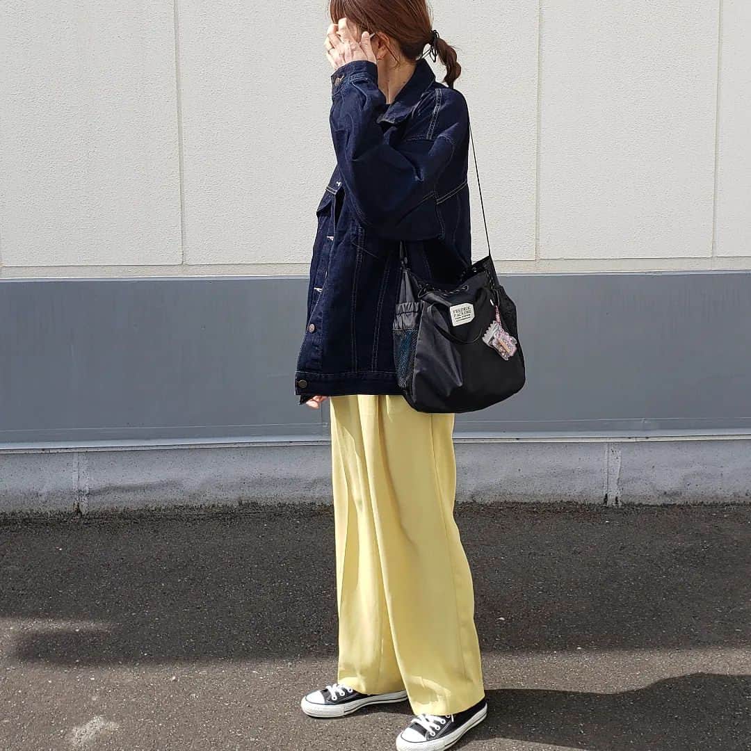 eriのインスタグラム：「*⁡ ⁡昨日はフェスに行ってきました ⁡めっちゃ楽しかった🙌⁡ ⁡ハンズアップして飛び跳ねてきたので、もちろん全身筋肉痛！ ⁡派手色パンツで気分上げていきました💛⁡ ⁡*⁡ #ジャケット:#journalstandardrelume#levis ⁡ ⁡ボトムス:#beautyandyouth ⁡ ⁡シューズ:#converse ⁡ ⁡バッグ:#fredrikpackers ⁡ ⁡*⁡ ⁡#ootd#fashion#casual#デニムジャケット#デニムジャケットコーデ#デニジャケ#リーバイス#ジャーナルスタンダードレリューム#イエローパンツ#ビューティーアンドユース#カラーパンツ#カラーパンツコーデ#コンバース#カジュアルコーデ#春コーデ#高身長女子#大人カジュアル#シンプルコーデ#着回し#今日のコーデ」