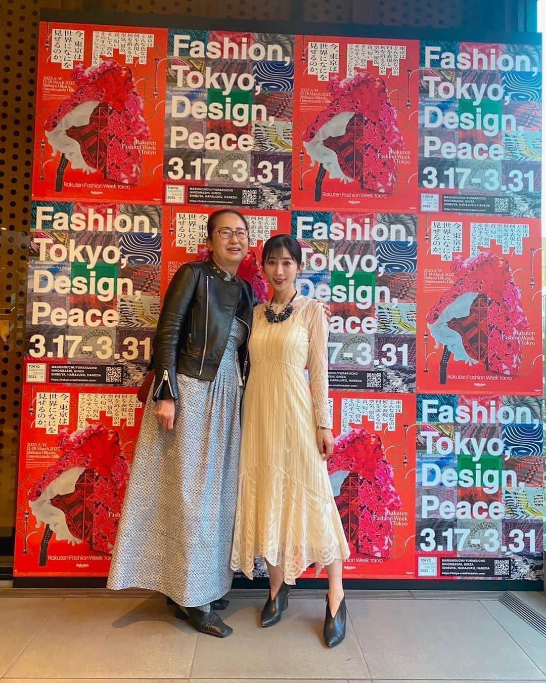 名越涼子のインスタグラム：「クリエイティブ産業である東京のファッションシーンを盛り上げよ🎉  ファッションとデザインの祭典「TOKYO CREATIVE SALON」と最新の日本のクリエーショ ンを世界へ発信する「Rakuten Fashion Week TOKYO」が連携。  いよいよ来週から都内各地でファッション&デザインのイベントがスタート👀✨  そのオープニングイベントにMCとして出演🎤  展示会で注文した @jillstuart.jp のワンピースがちょうど届いてよかった☺︎  大好きなファッションのお祭り、 数年ぶりに大々的に開催されるとのことで とてつもなくわくわく。  本もファッションも 検索してピンポイントで手に入りやすくはなったけど  本屋さんでの偶然で必然の出会いがあるように  自分の外側にある世界に、自分の欲しい答えが見つかることってよくある。  ファッションとデザインの祭典で 自分の枠から飛び出すような 素敵でとびっきり意外な出会いがたくさんありますように。  あ〜楽しみ🤭  この日は番組でご一緒している ファッションクリエイティブディレクターの軍地 彩弓さんともバッタリ会えて嬉しかったなぁ☺️  一一一一一一一一一一一一一一 #楽天ファッションウィーク #rakutenfashionweektokyo  #tokyocreativesalon  #tcs#オープニングイベント #MC#ジルスチュアート  #jillstuart#宮下パーク #miyashitapark」