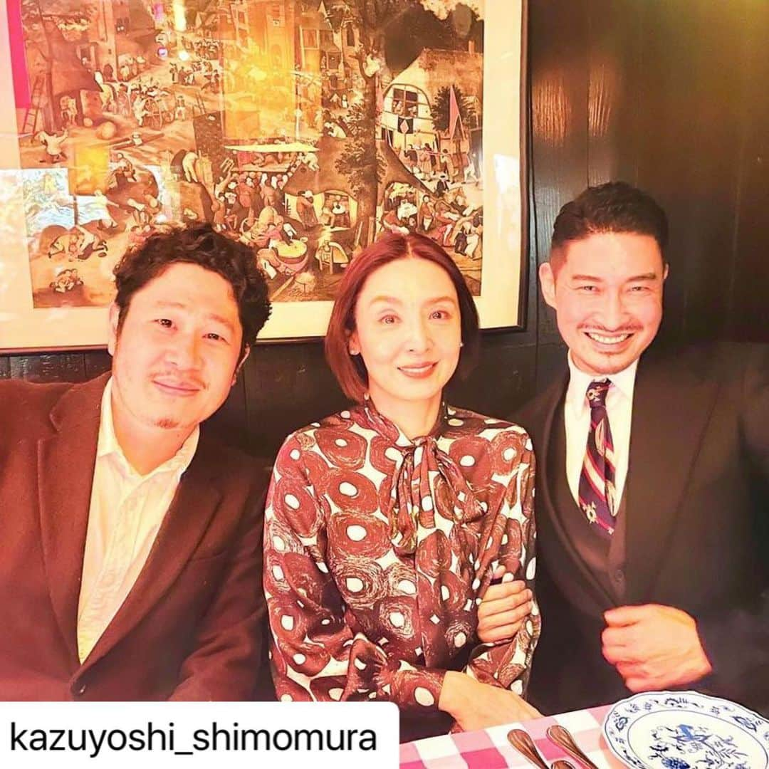 草刈民代さんのインスタグラム写真 - (草刈民代Instagram)「昨晩は、写真家の下村一喜さん @kazuyoshi_shimomura と、「京都四季物語」の監督をなさっていた #柏原考史 さんとご飯を食べてました。  シモちゃんとも長いお付き合いになってきました。楽しい思い出が沢山！また行きましょう❤️ 私のことを色々と書いてくださいましたが、私もシモちゃんのことを同じように思っています。 やっぱり双子？笑笑（読んでいただけるとわかります🤣） 以下、シモちゃんのrepostです。  #Repost @kazuyoshi_shimomura with @use.repost  今日は#草刈民代 さんと、映像作家の#柏原考史 さんと夕食を御一緒しておりました。 柏原さんとは#坂東玉三郎 さんの歌舞伎座のポスターや#若旦那 の海外でのロケーション撮影で幾度も御一緒させて頂いております😘  さて、 （長文、お許し下さいませ） 草刈民代さんとは長きに渡るお付き合いで、撮影現場でのやりとりを見聴きしていたスタッフの方々から#双子 と呼ばれています。笑💦 草刈さんの御自宅で美味しい手料理を頂いておりました折、白熱した議論に 『姫！僕、その意見少し違うと思う！』 『いや、下ちゃんこそさっきから同じ話ししてるよ。』 『僕は論理的に説明してるの！』 『私は下ちゃんの意見は飛躍し過ぎて一切論理的じゃないと思う！』 そこで#周防正行監督 が  『あー、もう‼️家の中に民ちゃんが二人居るみたいだよ‼️明日から映画の打ち合わせがあるからもう寝ます‼️』 『あ、そう？（二人）』 『ねえ、下ちゃん、もう一杯飲む？』 『はい😃‼️』  草刈民代さんの表現に対するあくなき探求、好奇心、パッション、博識、、。僕はいつもお話しをお聴きしながら感動しております。#バレエ と云う舞踊表現に命を掛けて生きていらした方。昨年#キエフバレエ支援チャリティballetgalaintokyo のプロデュースと芸術監督をなされた。そして具体的な功績を残されました。 歴史的大天才、芸術家の#ローランプティ 先生から薫陶を受けた日本が誇る美しい#プリマ です。また名作映画#shallweダンス と云うハリウッドでもリメイクをされた代表作を女優としてもお持ちになる。 スッと伸びやかに凛と咲くカラーと云う白い華に似た佇まいを持つ方。 ある舞踊の評論家の方が言いました。『草刈民代さんのバレエ表現は彼女が若い頃から大人っぽかった。日本のバレエ表現がピンク色でキラキラと少女趣味的だった頃から、草刈さんは赤い衣装を纏い自然体でカルメンを踊れるダンサーだったことが、とても素敵だった』と。なるほど、確かにそう思います。僕、草刈民代さんになって黒鳥の32回転のグランフェッテを踊ってみたい。  本日も楽しい夕べをありがとうございました。飯倉片町の『キャンティ』のこの席は、写真家の#ロバートキャパ やデザイナーの#イヴサンローラン そして作家の#三島由紀夫 が愛したコーナーです。  #tamiyokusakari  @tamiyo_kusakari_official   #下村一喜 #kazuyoshishimomura  #photographer #写真家 #草刈民代」3月12日 18時05分 - tamiyo_kusakari_official