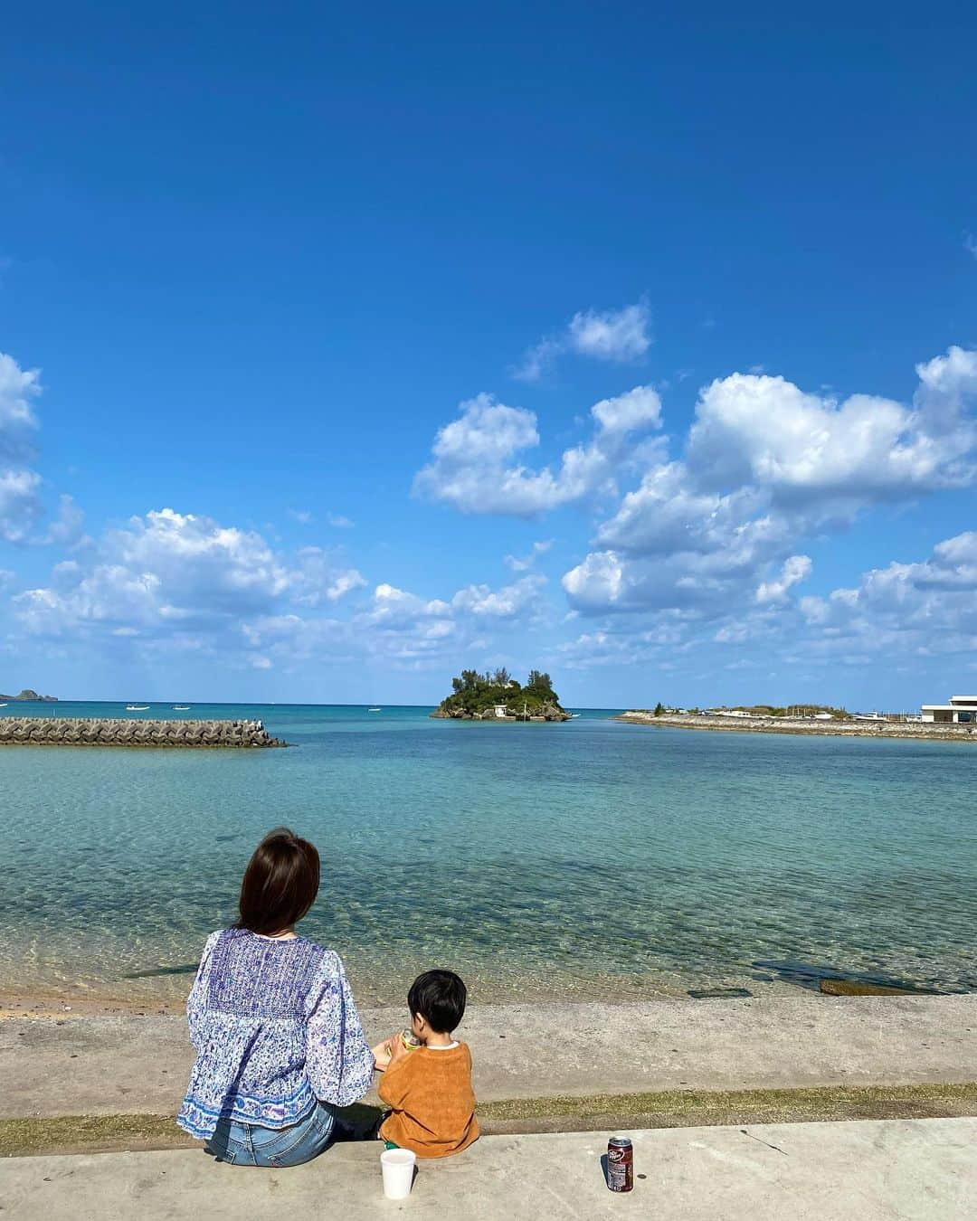 落合砂央里さんのインスタグラム写真 - (落合砂央里Instagram)「沖縄に行ってきました！ 4年前この時期に一人旅してから激推しな3月の沖縄。 カラッと晴れて暑すぎず、最高な気候なのです。  今回は10数年ぶりの恩納村に泊まってみました！ 2枚目:グリーンカーテンが素敵なホテルムーンビーチ。  3.4枚目:朝ごはんは近所のシーサイドドライブインで買って海沿いで。  5枚目〜:夜ご飯は炉端焼きのお店 @shimarobata_fuji へ。 大好きなスナップエンドウと飲みかけのビール。 あぐー豚の色んな部位を堪能できて美味でした🐷  #恩納村 #沖縄」3月12日 18時19分 - ochiaikun