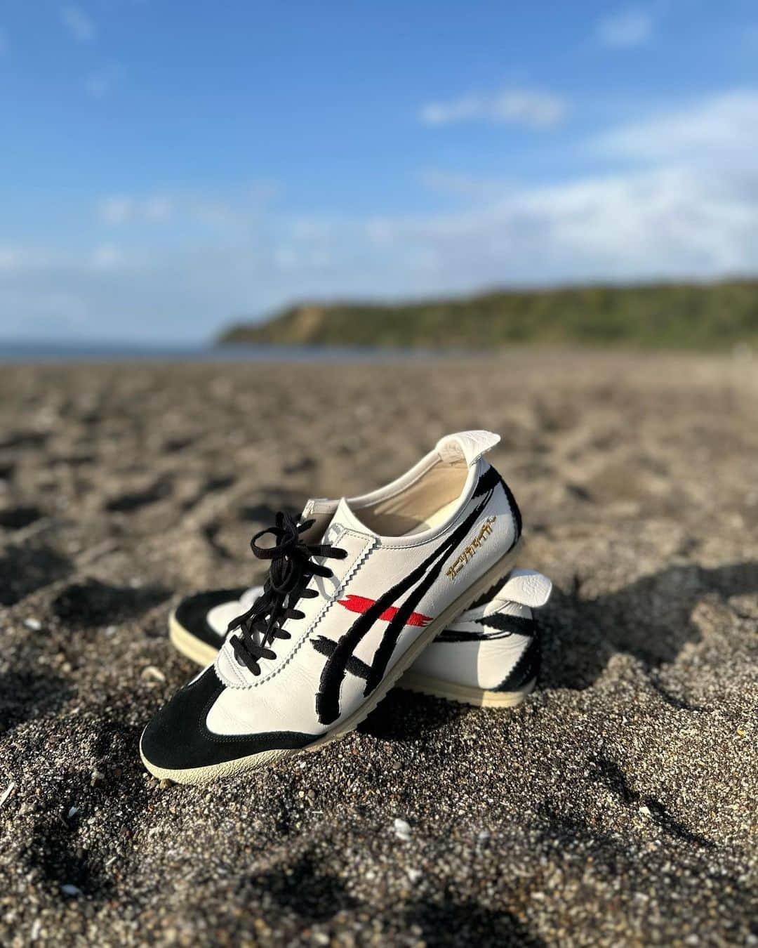 山縣亮太のインスタグラム：「カタカナかわいい！ 汚れるの嫌なんで砂場では脱ぎます #onitsukatiger  #asics」