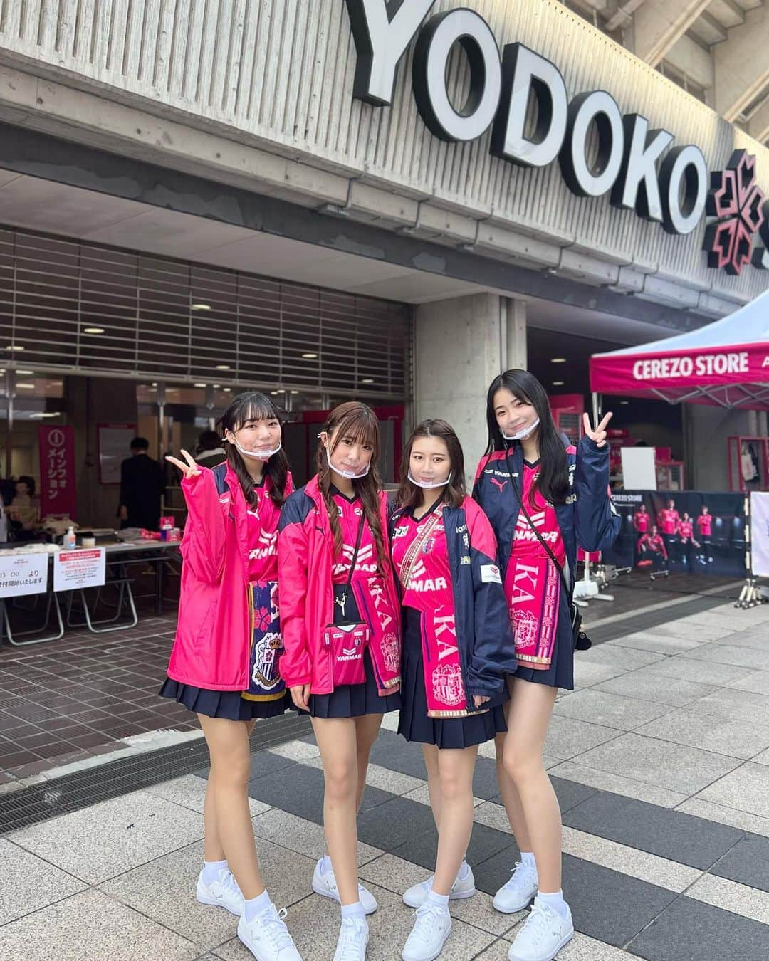 山口莉央のインスタグラム：「セレッソ大阪リーグ戦初勝利🌸❕  今日はセレッソ大阪vsサガン鳥栖の試合でした🔥  結果は2-1でセレッソ大阪の勝利！今日の試合はゴール裏で見させてもらい、本当に感動しました✨  私ももっともっと熱く応援して行きたいです💪🏻  #セレッソ大阪 #セレッソ大阪応援ナビゲーター #サッカー女子 #サッカー好きな人と繋がりたい #サッカー観戦 #観戦コーデ #イエベ春 #骨格ウェーブ #ユニフォーム #ユニフォーム女子」