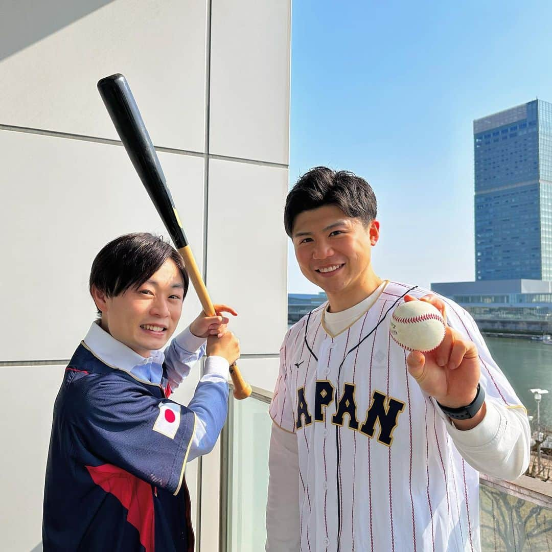 大角怜司のインスタグラム：「. 「頑張れ侍ジャパン🇯🇵」  まもなく始まるWBC一次ラウンド第4戦 日本🇯🇵vsオーストラリア🇦🇺！  この熱戦の模様をUXを含むテレビ朝日系列では 生中継でお届けします🔥  テレビの前からみんなで応援しましょう！！！！！！  ※ここ最近大石アナとはWBCトークが止まりません！  #WBC #侍ジャパン #日本代表 #野球#baseball  #新潟テレビ21 #元高校球児 #好打者の大石アナ #大角は右投げ #アナウンサー」