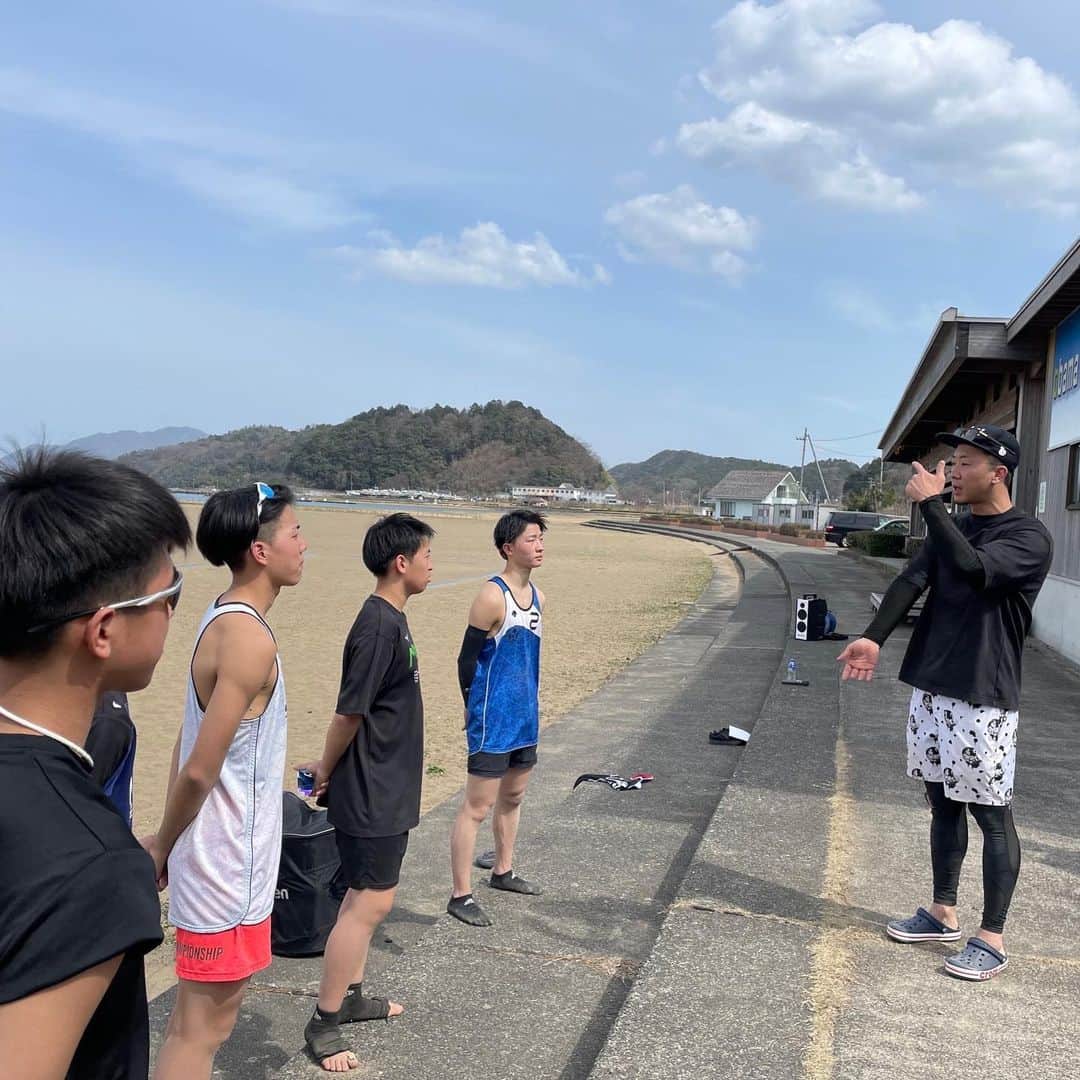 道木優輝のインスタグラム：「. 福井県ビーチバレーボール発展の為に、今年も学生達に指導をしていきます！ . ハードな日々が続きますが、必要としてくれている方達の為に時間を使っていき、有意義な日々を過ごせたらなと思います！ . 押忍！押忍！ . #ビーチバレー #スーパーアドバイザー #福井 #地域貢献 #恩返し #バレーボール #ハイキュー #beachvolleyball  #久々に自分もプレーしたけど普通にキツ過ぎた #もうちょっと身体作り頑張る」