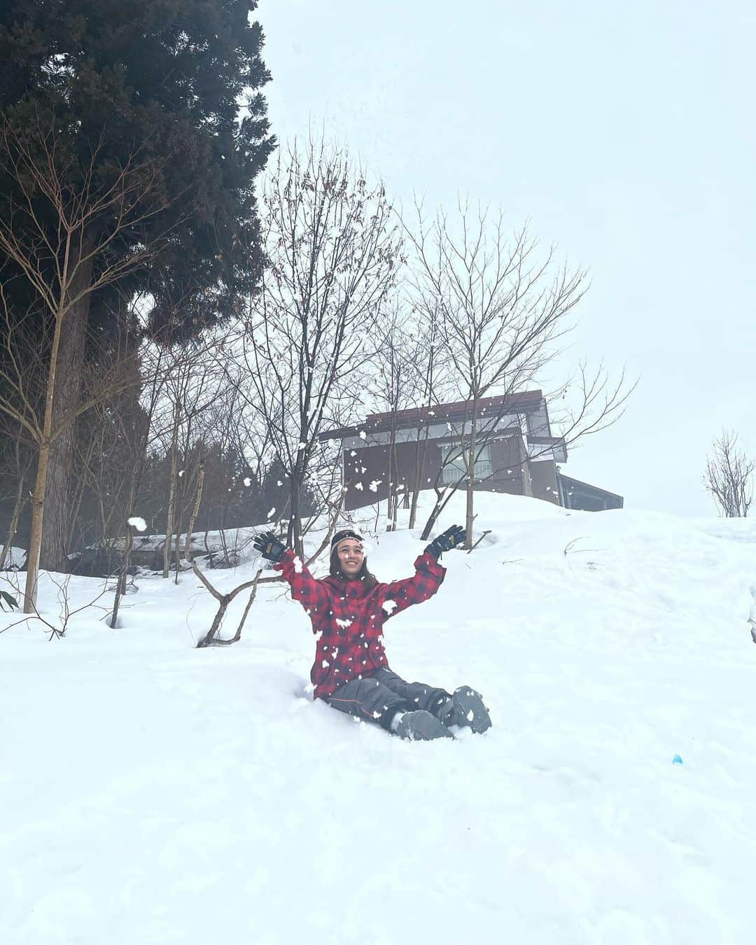 のインスタグラム：「Terlalu banyak foto kenangan di trip kali ini soalnya bareng sama temen temen🥰  Seneng bisa main ski dan ternyata masih bisa main ski⛷️🎿」