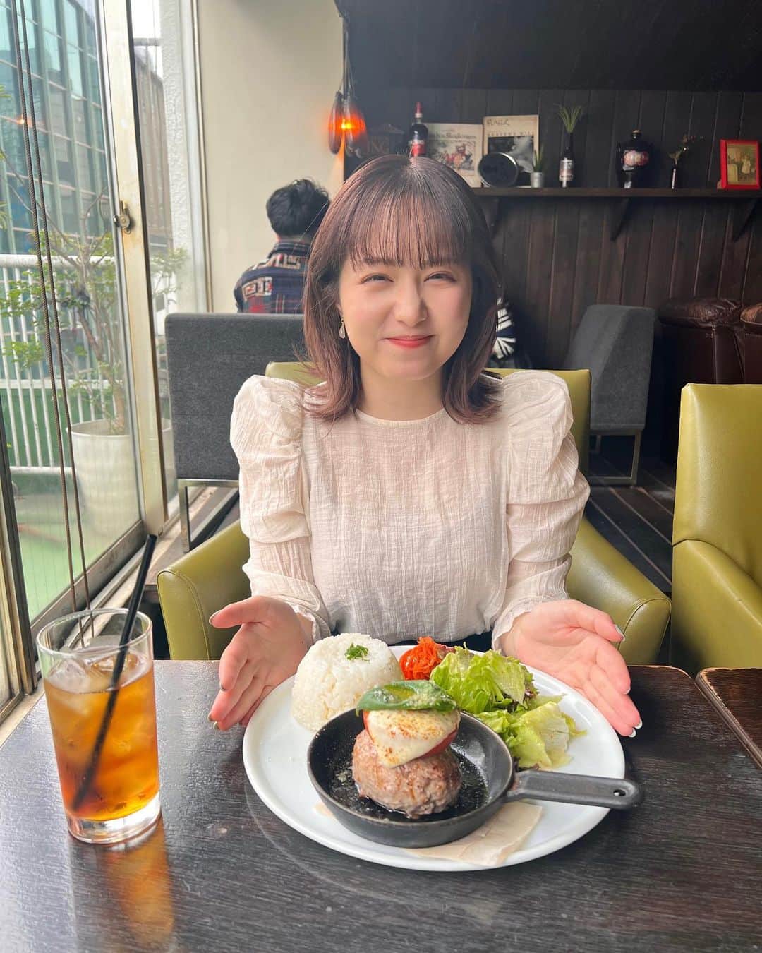 前田美里のインスタグラム：「久しぶりにインスタっぽいことした。 . . #カフェ #渋谷  #カフェ巡り #アティックルーム #春コーデ #ファインダー越しの私の世界 #被写体 #写真好きな人と繋がりたい #グラビア #写真 #ヲタク #櫻坂46 #欅坂46 #日向坂46 #フォロー #フォロワー募集中  #make #japanesegirl #follow #followme #좋아요 #팔로우미 #팔로미 #오오티디 #gravure #caffe #shibuya」