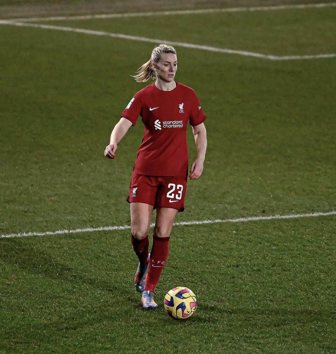 ジェンマ・ボナーのインスタグラム：「Ready to be back at home in red today … Let’s go team ❤️ #LFC #YNWA」