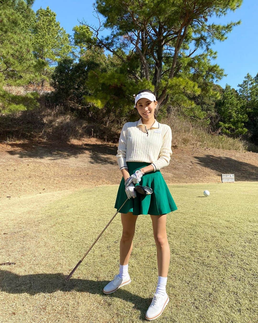 横川莉那のインスタグラム：「. 最高が詰まった1日！🏌️‍♀️ 動画のコース、奥に谷があるめちゃムズコース。 後ろにカート2台詰まってて みんな見てる中とても緊張した フルスイングドライバー🏌️‍♀️😂 . 打ち込んでるように見えますが 距離があるのでご安心を！ . . #ゴルフ#韓国ゴルフウェア#pumagolf 🍷→#トラットリアデッラランテルナマジカ」