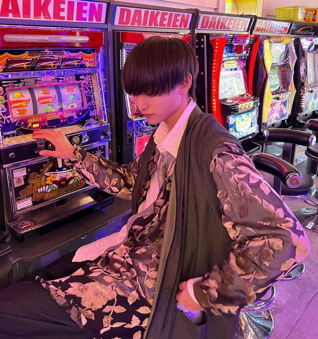 池田陽音（いけはる）さんのインスタグラム写真 - (池田陽音（いけはる）Instagram)「最近生きててつまんなーい ｜ ｜ ｜ ｜ ｜ ｜  ｜ #fff #follow #followforfollowback #follow4followback  #팔로우백  #팔로우 #팔로우미 #ファッション  #팔로우  #韓国ファッション  #韓国ストリート  #ストリートファッション  #プチプラコーデ  #カフェ  #カフェ巡り  #セレクトショップ  #きれいめカジュアル  #ストリートコーデ  #メンズファッション  #古着コーデ  #古着  #マッシュ  #ヘアセット #ootd  #スタジャン  #古着男子  #カーゴパンツ  #ニットコーデ  #大慶園」3月12日 18時37分 - papipupe_haruto