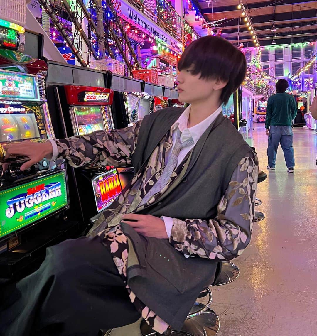 池田陽音（いけはる）さんのインスタグラム写真 - (池田陽音（いけはる）Instagram)「最近生きててつまんなーい ｜ ｜ ｜ ｜ ｜ ｜  ｜ #fff #follow #followforfollowback #follow4followback  #팔로우백  #팔로우 #팔로우미 #ファッション  #팔로우  #韓国ファッション  #韓国ストリート  #ストリートファッション  #プチプラコーデ  #カフェ  #カフェ巡り  #セレクトショップ  #きれいめカジュアル  #ストリートコーデ  #メンズファッション  #古着コーデ  #古着  #マッシュ  #ヘアセット #ootd  #スタジャン  #古着男子  #カーゴパンツ  #ニットコーデ  #大慶園」3月12日 18時37分 - papipupe_haruto