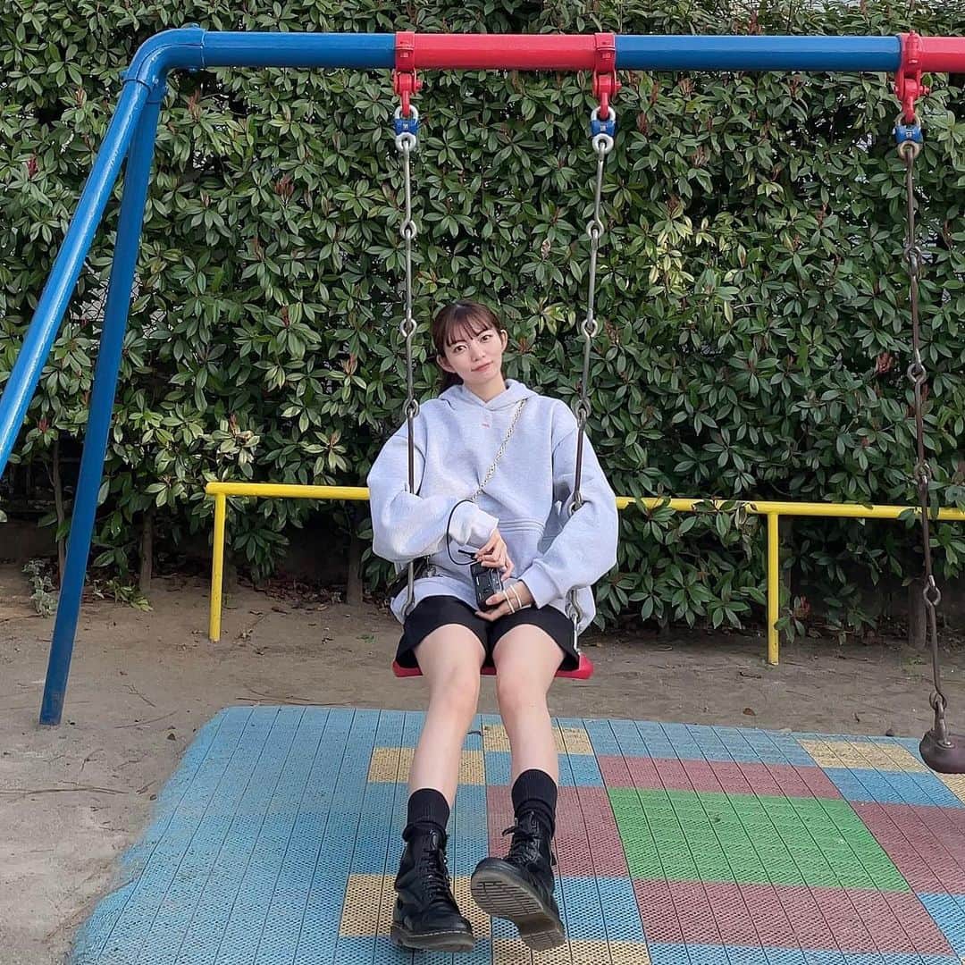 美緒のインスタグラム：「🫤💭🫰🏻  久しぶりにブランコに乗ってみたのですが、意外と怖かったです🫤 幼い頃はあんなにブランコを漕ぎまくっていたのに…💭 恐怖心より好奇心が先行して何でも取り組めていたあの時代は素晴らしかったなぁなんて思ったりしました🫰🏻  (約20年で背の方はだいぶ成長しました笑)  #instadaily #instagood #memory #park #公園 #ブランコ #photo #by #sis」