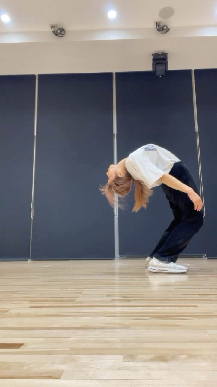 魚地菜緒のインスタグラム：「challenge series😼👍 . 流行りのやつノリで撮ってみたんだけど、 全然音源覚えられなかった😂 . 体柔らかくもなりたいし、 上手く使えるようになりたいな🤔 . . . #bboy #bgirl #breakdance #2000 #acrobatic  #kose #kose8rocks  #underarmour #powermoves #breaking #powermoves  #アンダーアーマー  #ブレイクダンス」