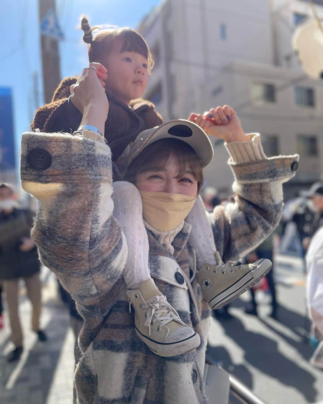 長谷川あやのインスタグラム：「・ 先日娘と一緒に初の湯島梅祭りへ👩‍🦰👧💕 このお祭りの雰囲気が大好きなのです🫶  マスク生活になってからというもの より一層クレンジングやスキンケアの 大切さを実感、、、💭  今使っているクレンジングなのですが 去年シーボンパル トリートメントマセを使って とってもお肌に合っていたので フェイシャリスト トリートメントマセR を✨  マッサージにも使える薬用クレンジングクリームなので セルフマッサージとの相性も抜群なのです!!! （クリームが透明に変わってきたら 拭き取りのタイミングです🤲）  使い始めてすぐにしっとりやわらか🥺💭 いままで「やらなきゃいけないこと」だった メイク落としの時間が「心地よい息抜きの時間」に 変わりました✨  今C'BONさんにて月一でお肌の解析や フェイシャルケアをしていただいているのですが 私が受けたトライアルプランが 1500円のところ500円(税込)で受けられる 素敵な予約コードをご用意していただきました!!  コード【ha2302】（2023年5月末まで） @cbon_jpのプロフィールURLから 予約ができますのでぜひ使ってみてください✨  #CBON#シーボン#マイシーボン#シーボントライアルプラン体験#フェイシャルケア#スキンケア#フェイシャリストトリートメントマセR」