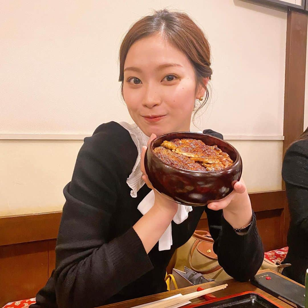 橋本和花子のインスタグラム：「*  いつかの名古屋ぶらり🌸 1日でひつまぶし、味噌カツ、手羽先、ジェラート、 クレープ、タルト、お団子を平らげました🤤 名古屋めし最高〜  #美味しさと眉間のシワは比例 #アイス垂れてますやん #テラス席に座れる季節がやって来た #人生最大の敵花粉もやって来た #春ですねえ」