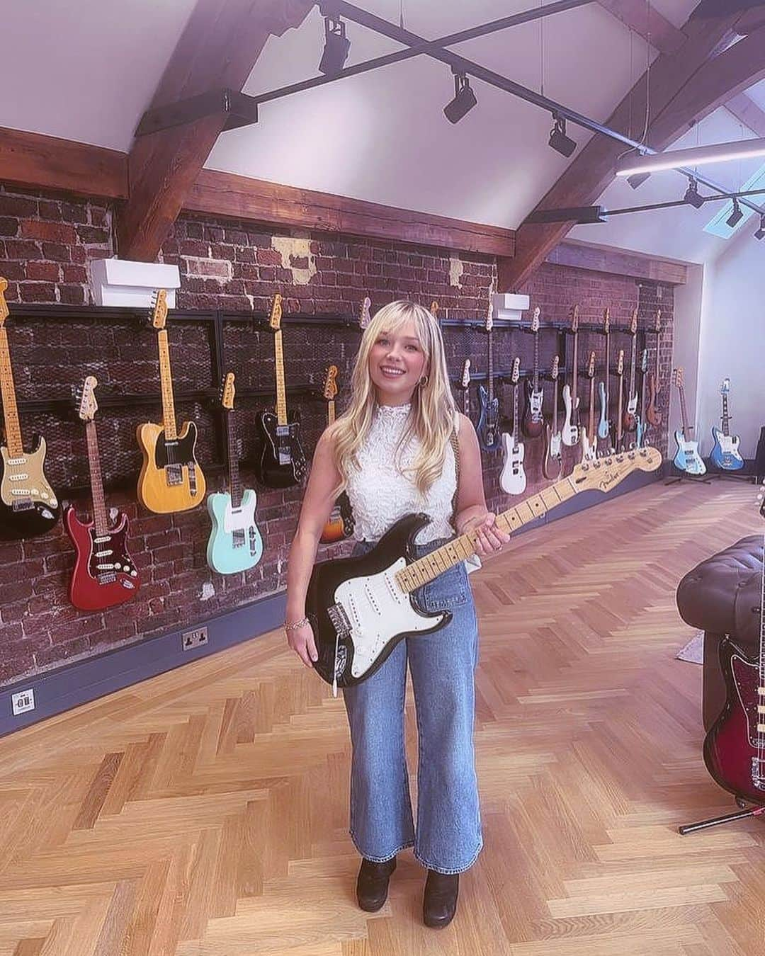 コニー・タルボットのインスタグラム：「Had a visit to guitar heaven on Friday, who kindly gave me this guitar- whaaat?! I will cherish forever… Thank you so much @fender 🖤🥀」