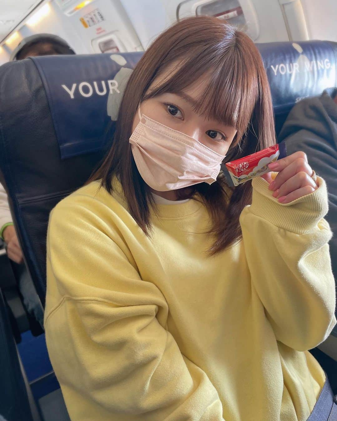 夏希リラのインスタグラム：「🛩💛🍫 1月の東京が寒すぎて２月に宮古で暖まろ🎵なんて思っててチケット取ったけど２月末から東京割と暖かった🤣 けどコート無しで行けて荷物減ってラッキー✌️宮古着いたらすぐワンピースに着替えて海こんにちはした！そしてすぐ水着になって大はしゃぎ🥳  今回スカイマークのSALEで片道7,000円で行けたんだよー！ 次またJALのSALEで６月行こうとしてたけど中止になって泣いた😭😭  もうまた行きたい気持ちでいっぱい🥺  #宮古島 #宮古 #沖縄 #離島 #夏 #常夏 #ビキニ #ビーチ #海 #shein #japanesegirl #ビジョビ #ポニーテール #小麦肌 #女子旅 #旅行 #撮影 #ポートレート撮影　#サンセット #プール #トリフィート宮古島 #shein #お尻 #美尻 #ジム女子 #ヒップアップ #ボディメイク　#空港 #羽田空港 #スカイマーク #sky」