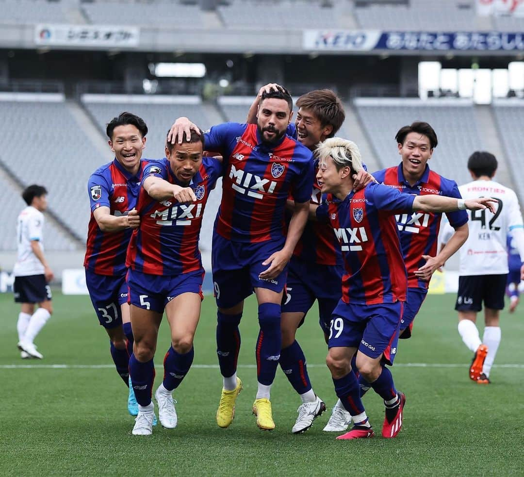 長友佑都のインスタグラム：「We are Tokyo🔵🔴🔥🔥 アシスト、勝利嬉しいなー。 ディエゴありがとう！ まだまだ高み目指すよ💪💪💪 @fctokyoofficial」