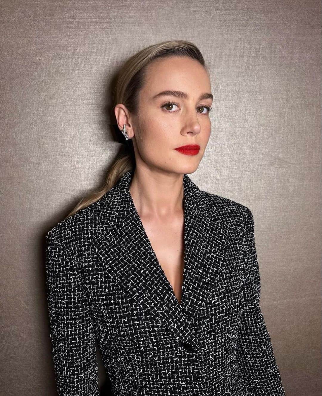 ブリー・ラーソンのインスタグラム：「Red lip era 💋 Happy #Oscars weekend & good luck to everyone nominated!   Glam Squad:  @chanelofficial  @samanthamcmillen_stylist  @brycescarlett  @ninapark」