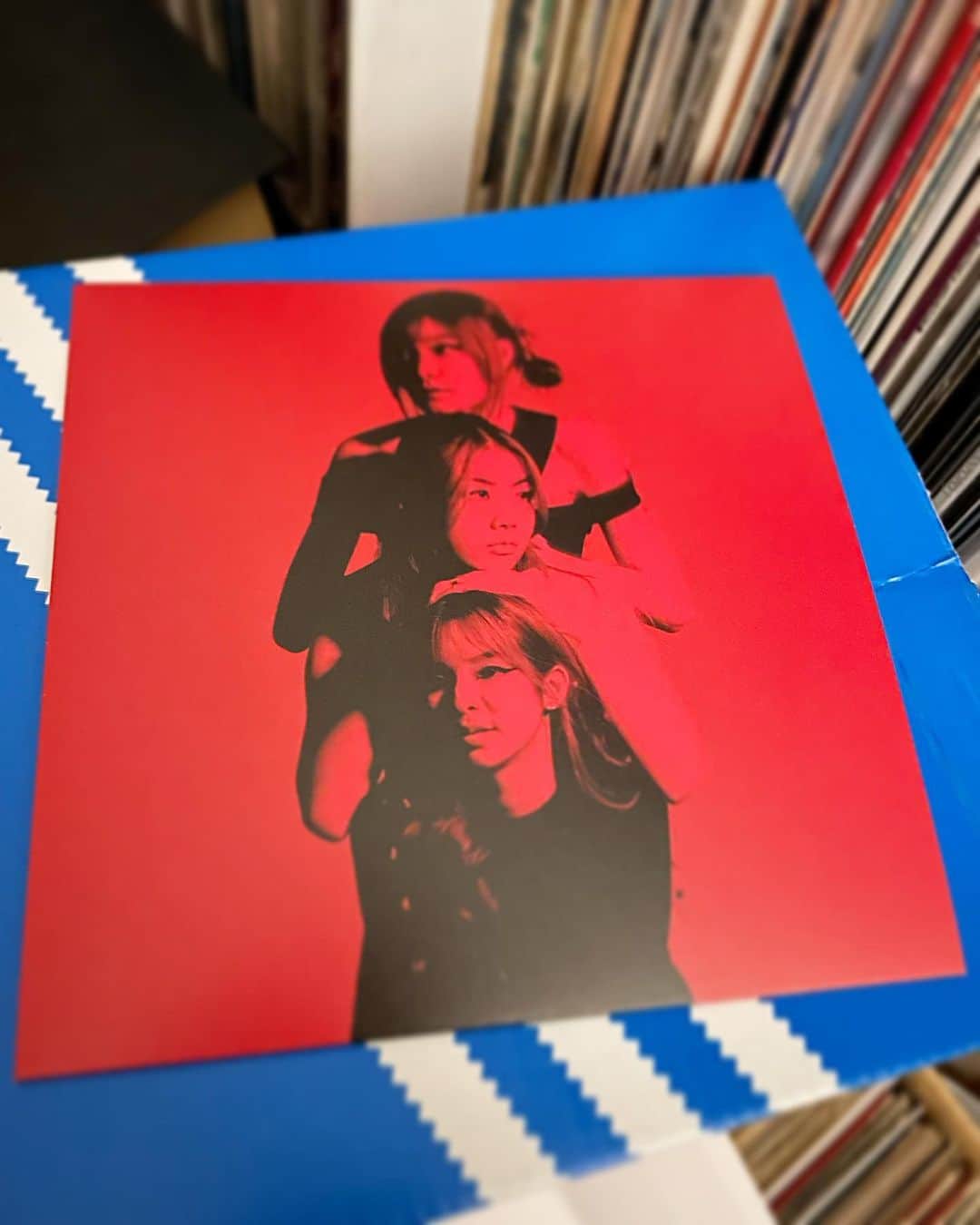 MACKA-CHINのインスタグラム：「THAIのテクノポップバンド “ #VINI ” タイの音楽はモーラムからポップスまで何でも好きだわ〜🇹🇭 The CageもいいけどNocturnal好きだわ〜🌴🐘🌴　#record #vinylcollection」